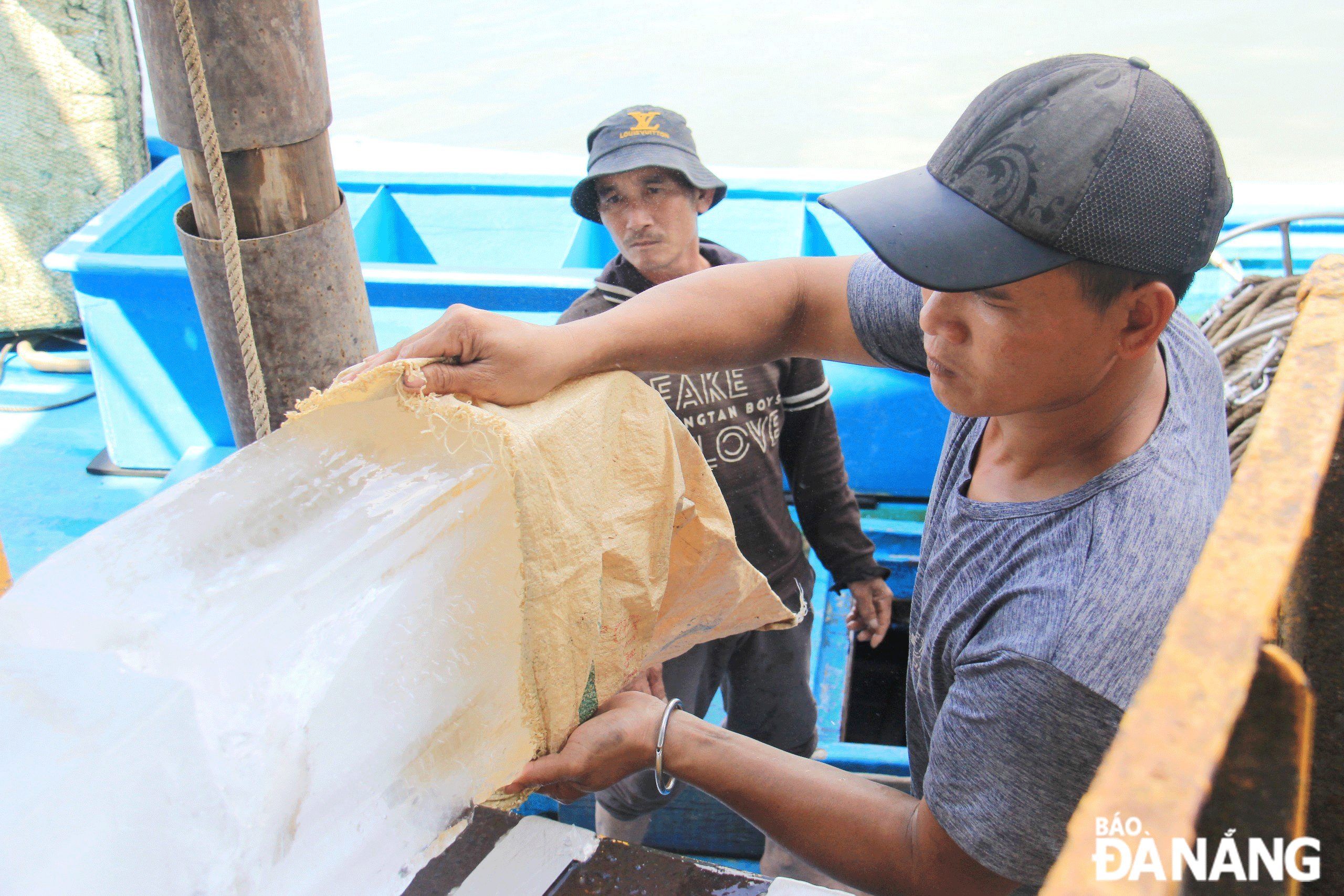 Fishermen are transporting ice into the boat compartment in preparation for the upcoming offshore fishing trip. Photo: VAN HOANG