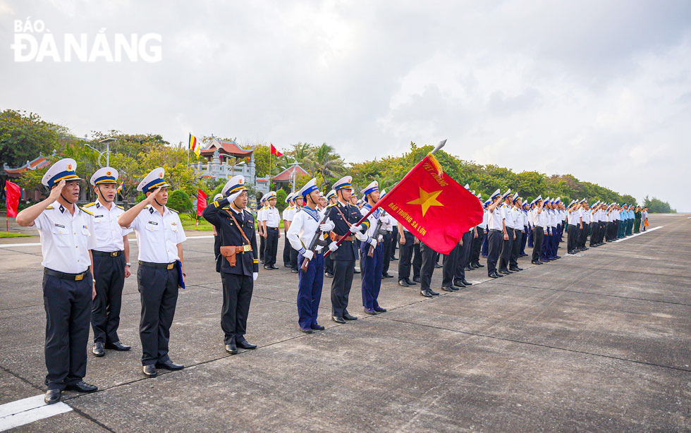 The flag-raising ceremony at the beginning of the lunar year with the participation of many officers, soldiers and residents on the Truong Sa Archipelago.