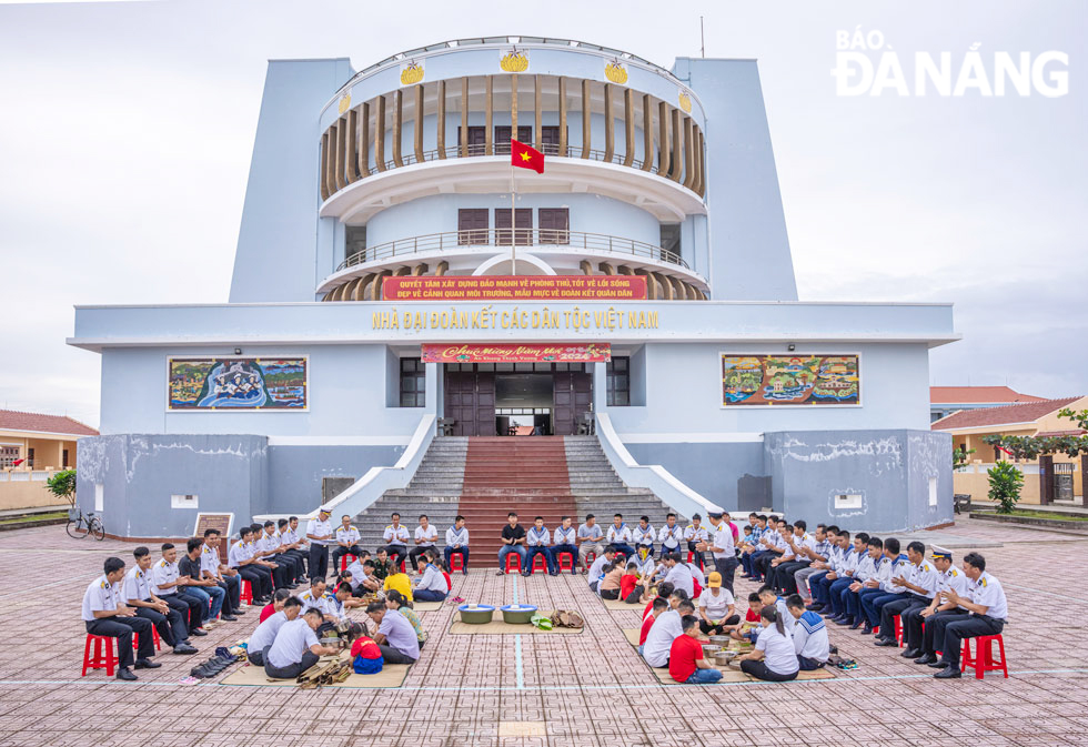 The bustling atmosphere at the 'banh chung' wrapping contest on the Da Tay A Island