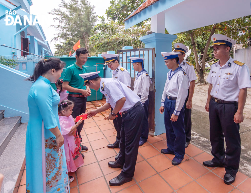 Officials and soldiers visit and send Tet greetings to households on the Truong Sa Archipelago