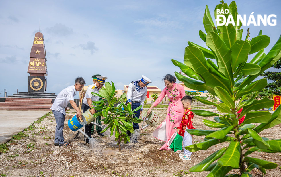 Officers, soldiers and residents on Da Tay A Island, Truong Sa Archipelago respond to the Tet tree planting movement.