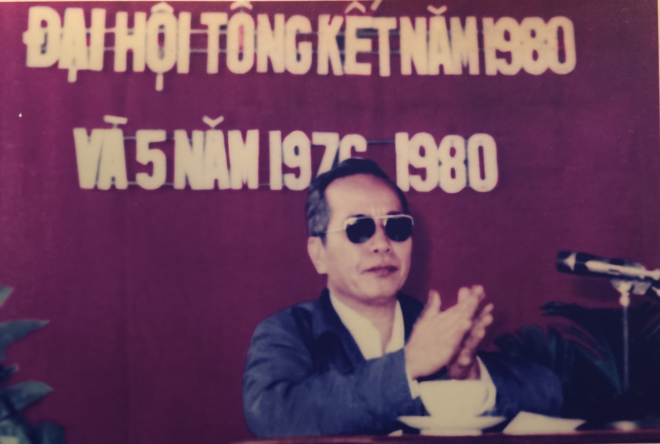 Ông Hoàng Minh Thắng, Chủ tịch UBND tỉnh Quảng Nam - Đà Nẵng phát biểu tại Đại hội tổng kết 5 năm 1976-1980 của Xí nghiệp công tư hợp doanh Dệt May 29-3. (Ảnh tư liệu)