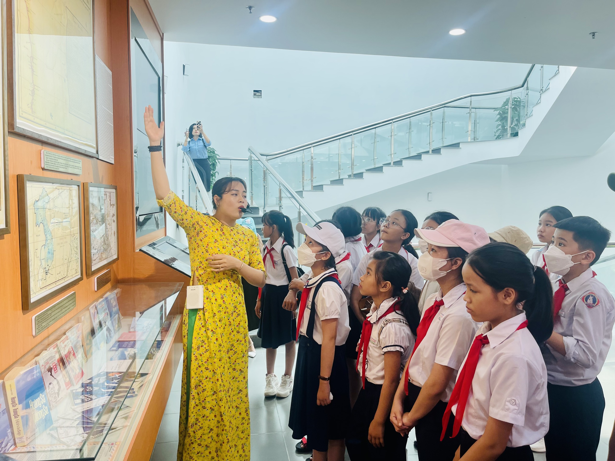 Những học sinh là “Cháu ngoan Bác Hồ” huyện Đại Lộc, tỉnh Quảng Nam đến tham quan Nhà Trưng bày Hoàng Sa. (Ảnh: Đơn vị cung cấp)