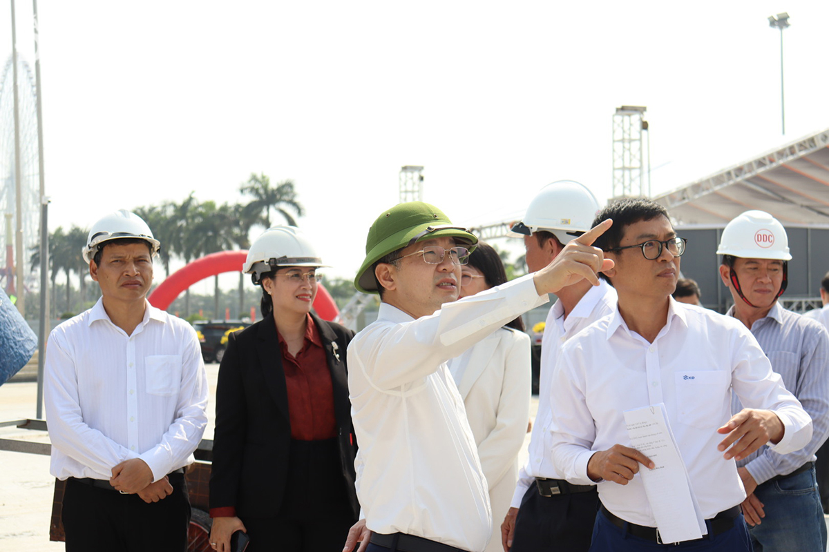 Bí thư Thành ủy Nguyễn Văn Quảng (thứ 3 từ trái sang) kiểm tra  dự án. Ảnh: TRẦN TRÚC