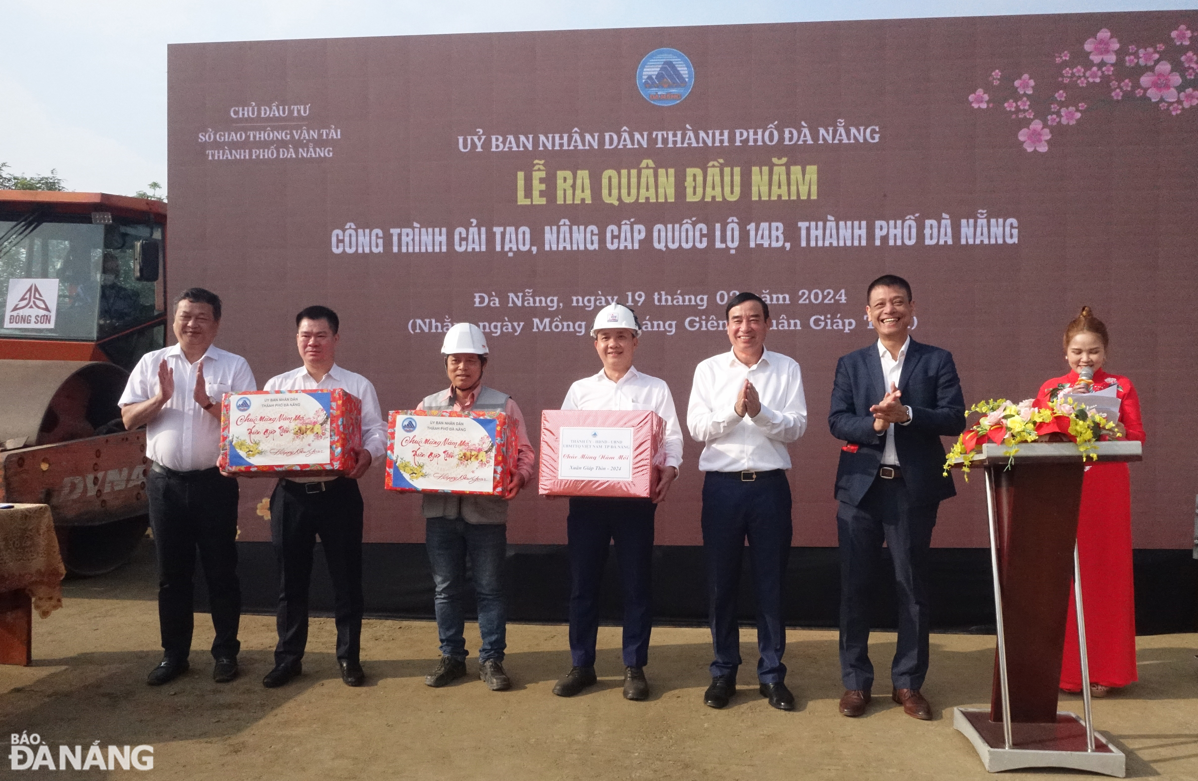 Chủ tịch UBND thành phố Lê Trung Chinh (thứ 3, từ phải sang) tặng quà động viên các nhà thầu thi công Quốc lộ 14B. Ảnh: HOÀNG HIỆP