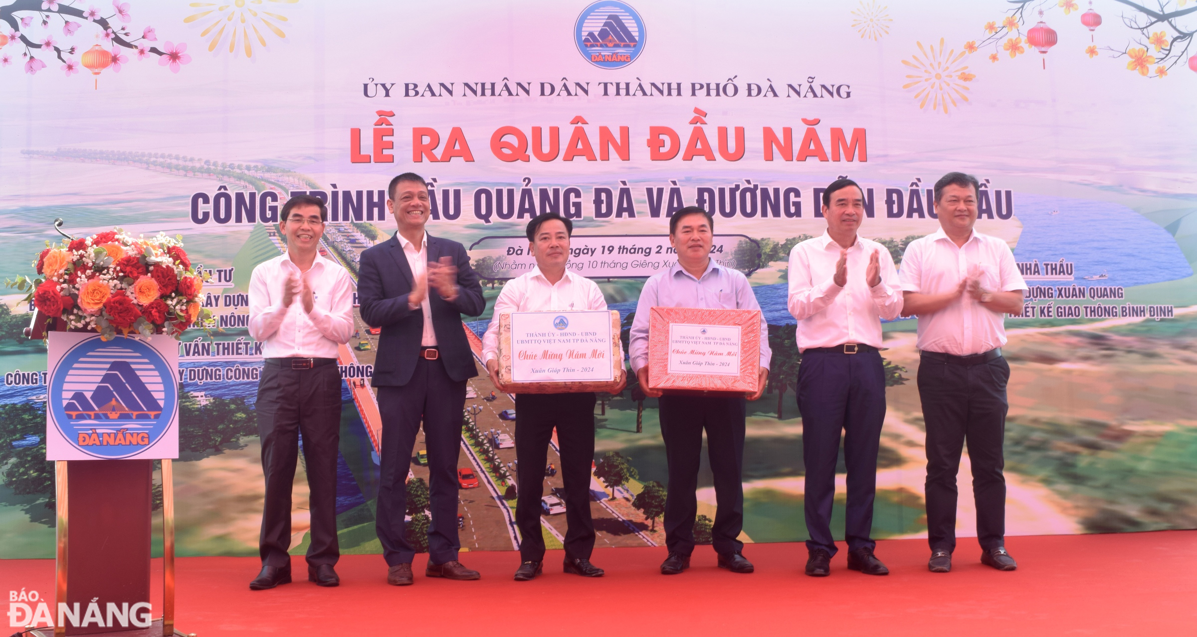 Chủ tịch UBND thành phố Lê Trung Chinh (thứ 2, từ phải sang) tặng quà động viên các nhà thầu thi công công trình cầu Quảng Đà và đường dẫn đầu cầu. Ảnh: HOÀNG HIỆP
