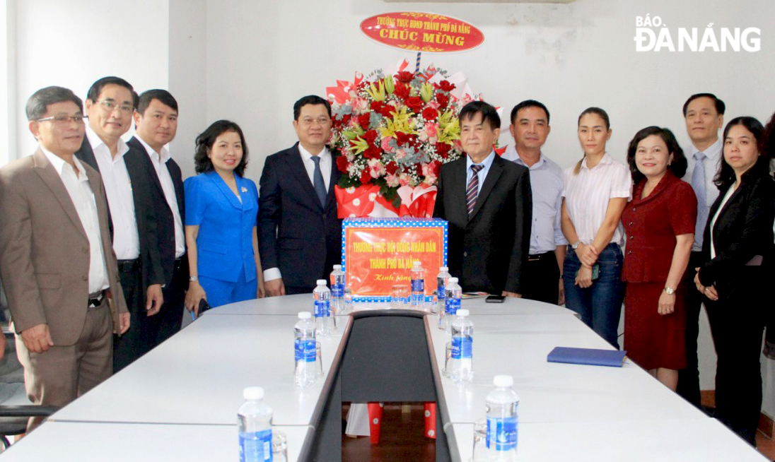 Phó Chủ tịch thường trực phụ trách HĐND thành phố Trần Phước Sơn (thứ 5, bên trái sang) đến thăm Công ty TNHH Thương mại và Dịch vụ tổng hợp Hòa Khánh. Ảnh: ANH NHƯ