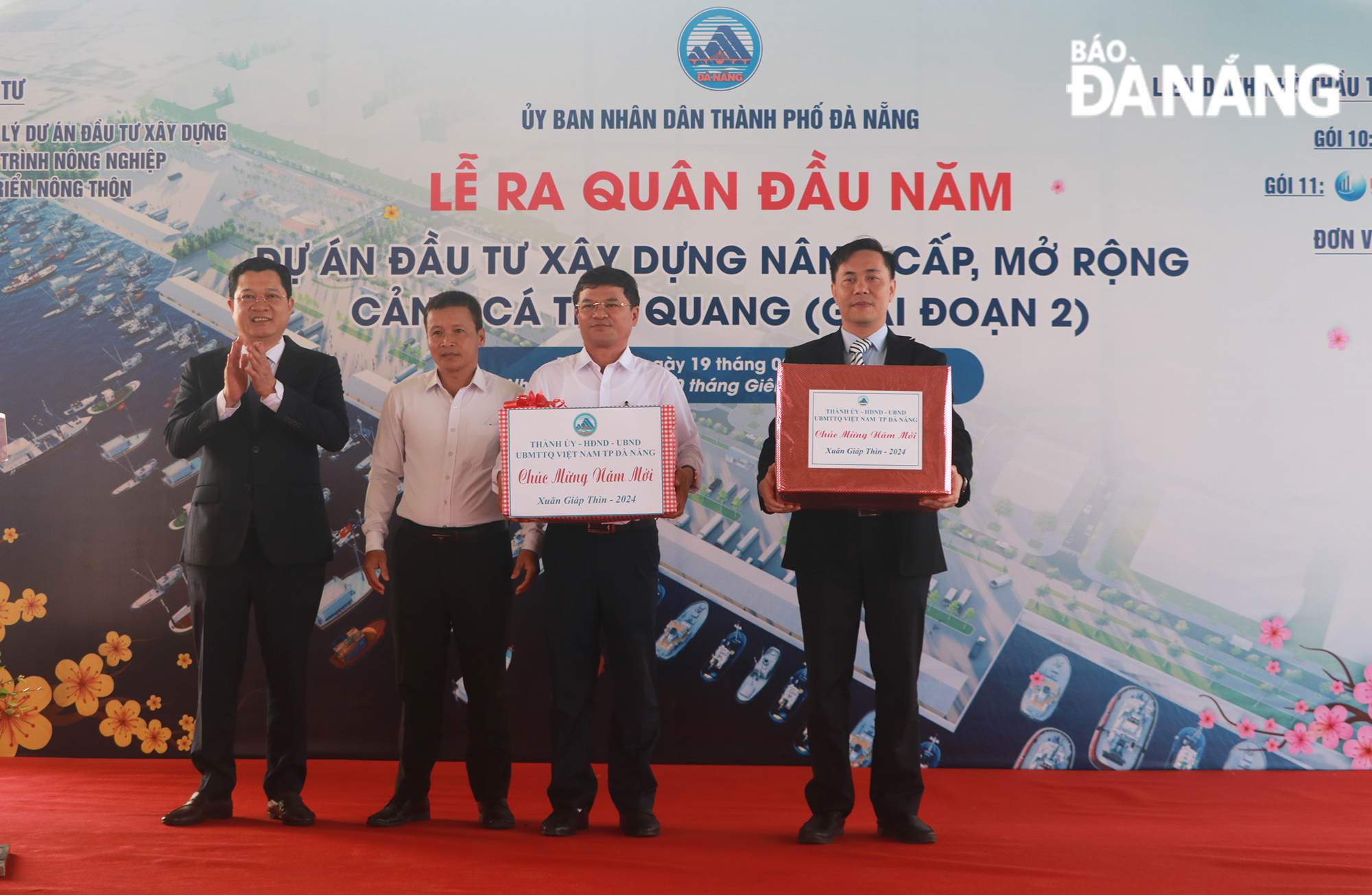 Phó Chủ tịch Thường trực, phụ trách HĐND thành phố Trần Phước Sơn (đầu tiên, bên trái) tặng quà động viên ra quân thi công tại Lễ ra quân đầu năm dự án Đầu tư xây dựng nâng cấp, mở rộng cảng cá Thọ Quang (giai đoạn 2) trong sáng 19-2. Ảnh: VĂN HOÀNG