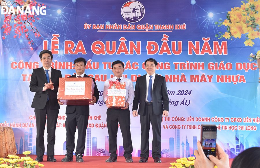 Phó Chủ tịch UBND thành phố Trần Chí Cường (ngoài cùng bên trái) thăm ra quân đầu năm tại Dự án Đầu tư các công trình giáo dục tại tại khu đất sau khi di dời Nhà máy nhựa (quận Thanh Khê). Ảnh: THU HÀ
