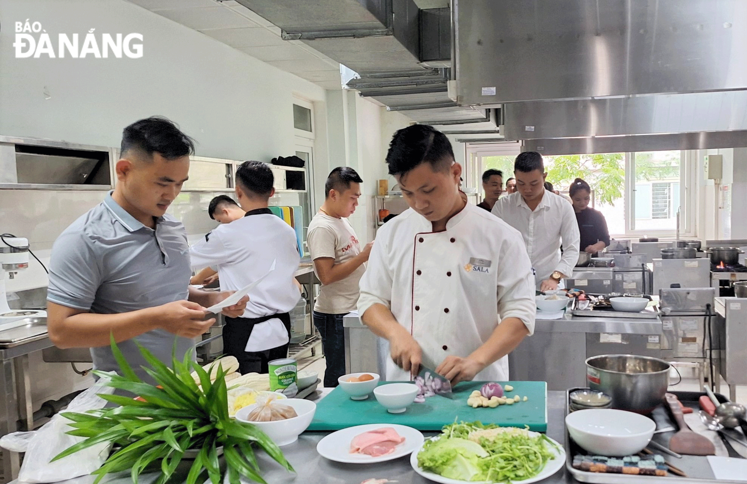 Chefs of several hotels in Da Nang are preparing Quang noodles at a cuisine event organised by the Da Nang Department of Tourism in 2023. Photo: THU HA