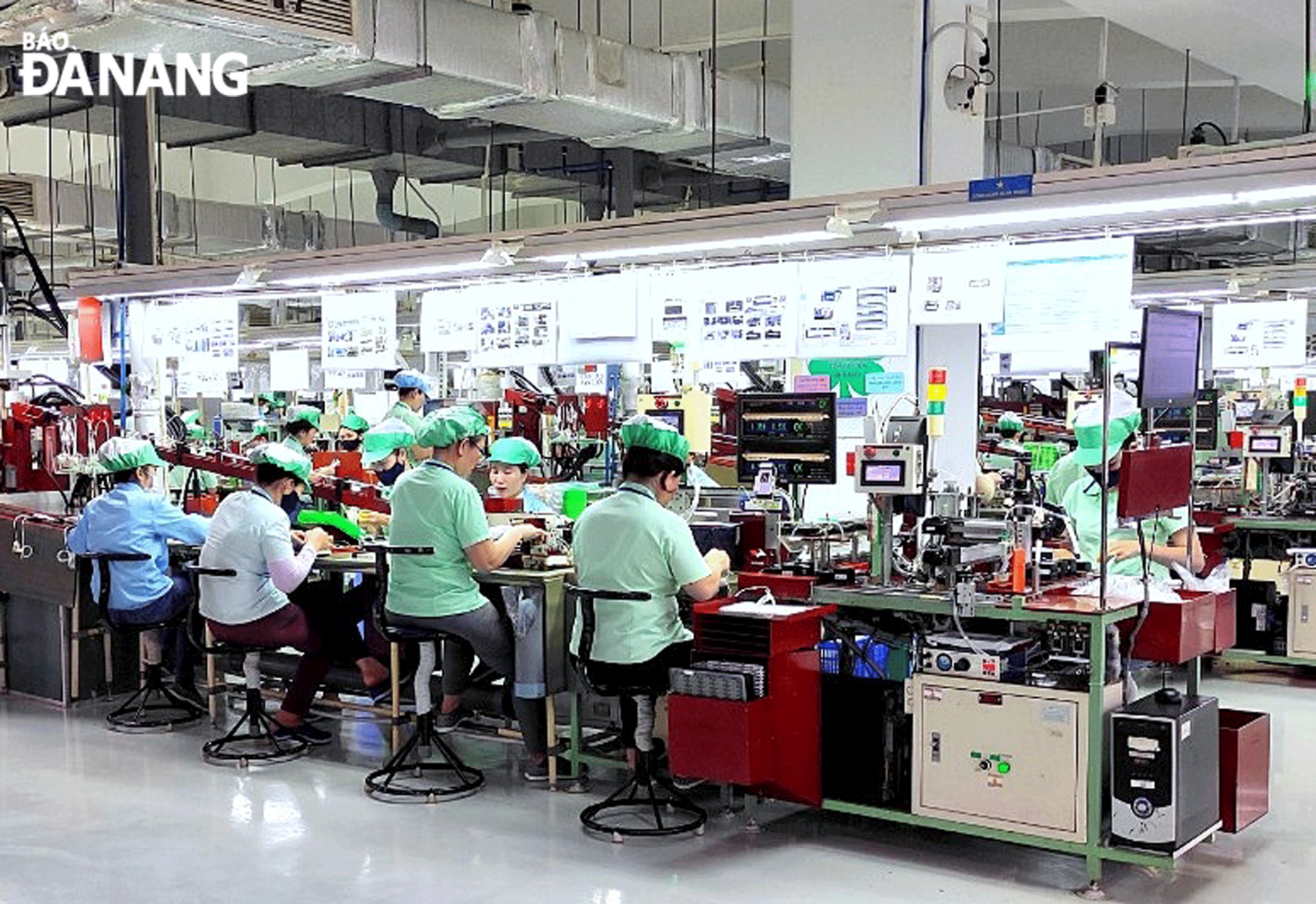 The bustling working atmosphere on the first working days is recorded at the Foster Da Nang Electronics Co., Ltd. in the Hoa Cam Industrial Park. Photo: L.P