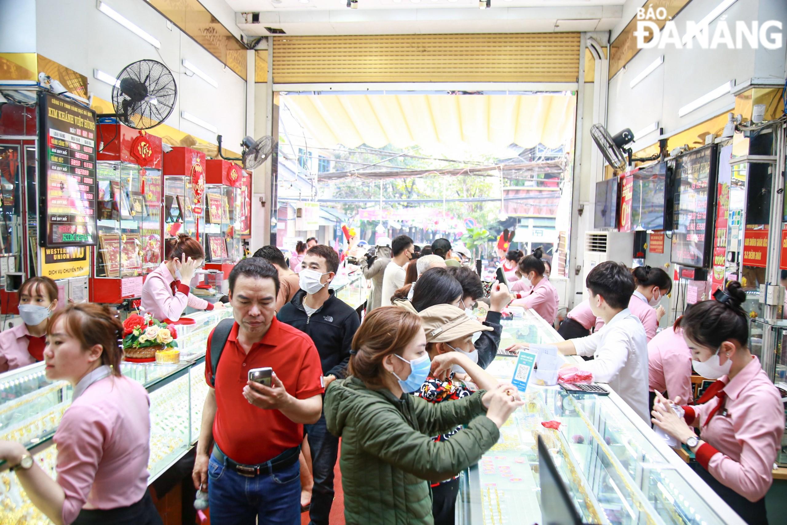 Since the early morning of February 19, many gold shops citywide were packed with customers. Photo: CHIEN THANG