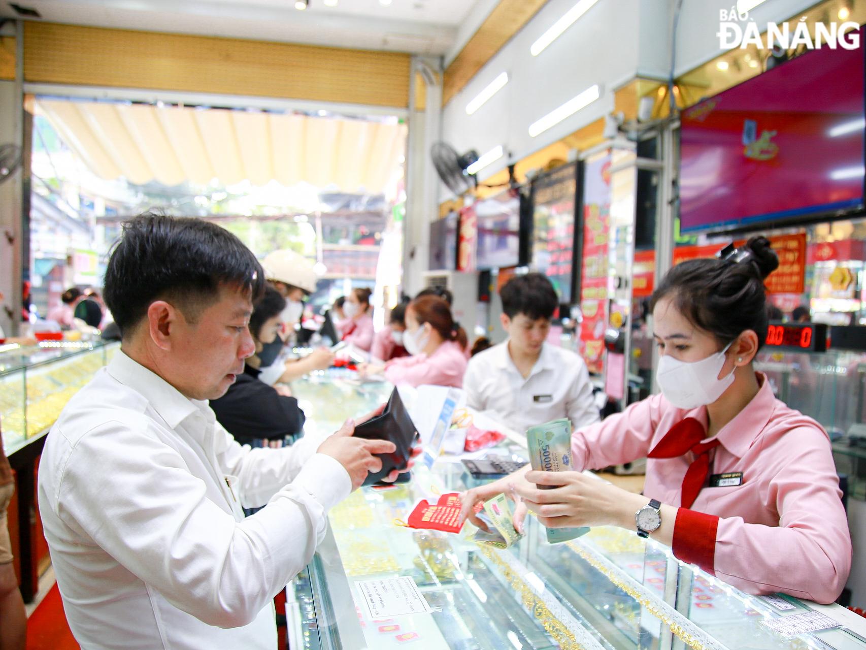 Due to the large amount of transactions, gold stores have had to increase staff on shifts to meet customer needs. Photo: MAI QUE