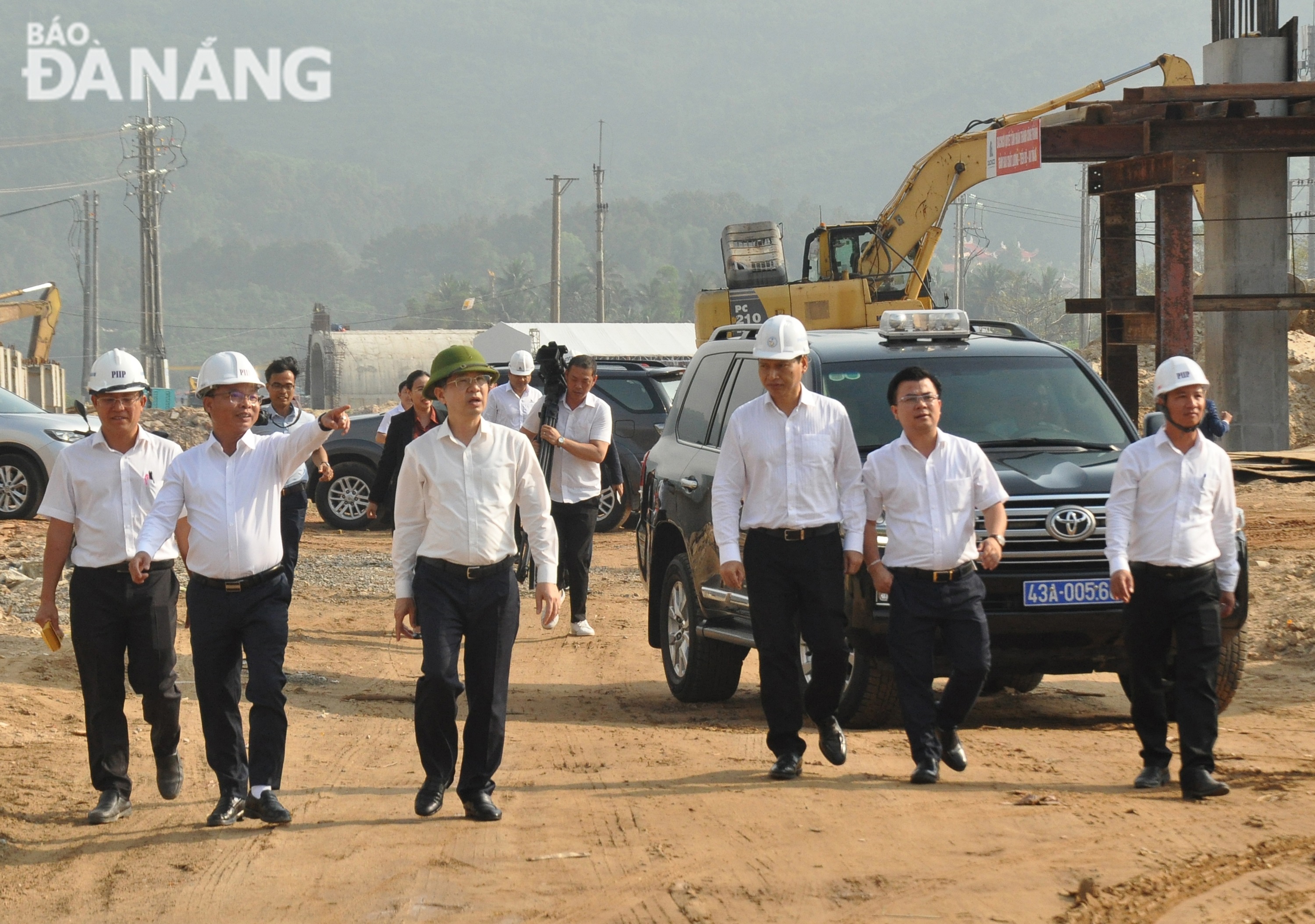 Secretary Nguyen Van Quang (third from left), with city leaders inspecting the coastal route connecting to the soon-to-be-constructed Lien Chieu Port. Photo: THANH LAN