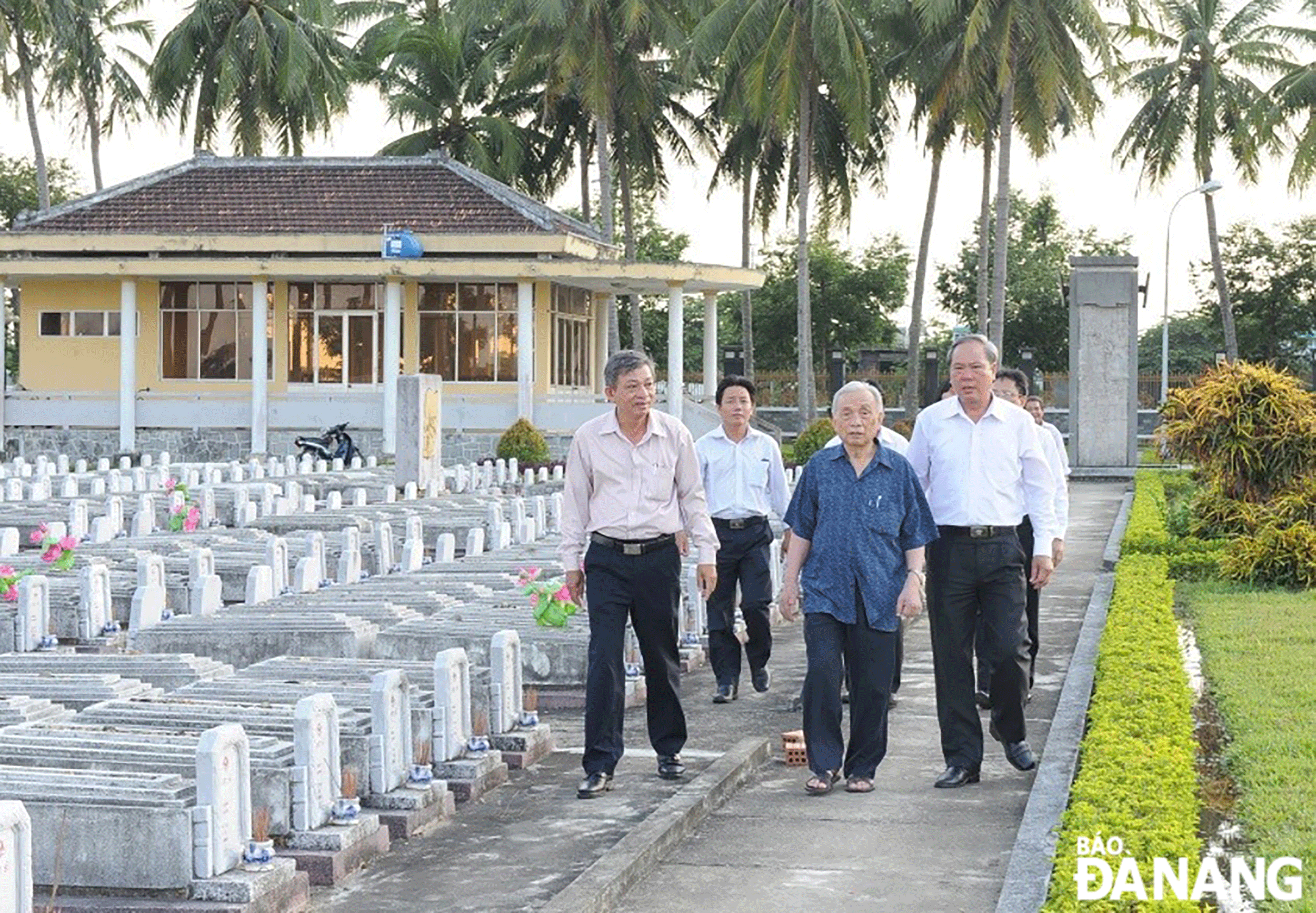 Ông Nguyễn Đình An (thứ hai, bên phải sang) cùng đại diện lãnh đạo Báo Đà Nẵng viếng hương nhà báo liệt sĩ Trần Văn Anh tại Nghĩa trang Liệt sĩ Điện Bàn (tỉnh Quảng Nam) năm 2015. Ảnh: PV