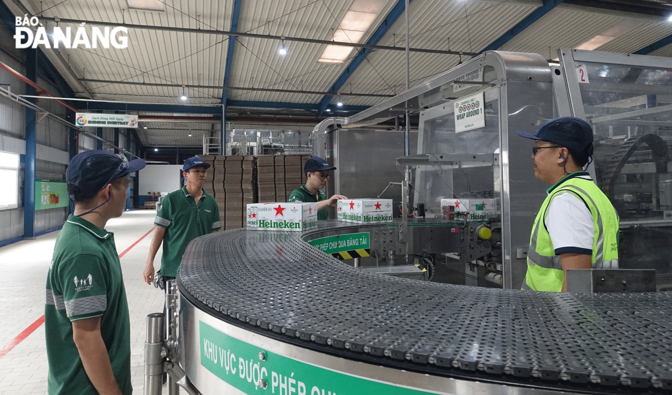 Workers of the Heineken Vietnam Brewery Co., Ltd. - Da Nang have returned to work since the 5th day of Tet. Photo: HOANG HIEP