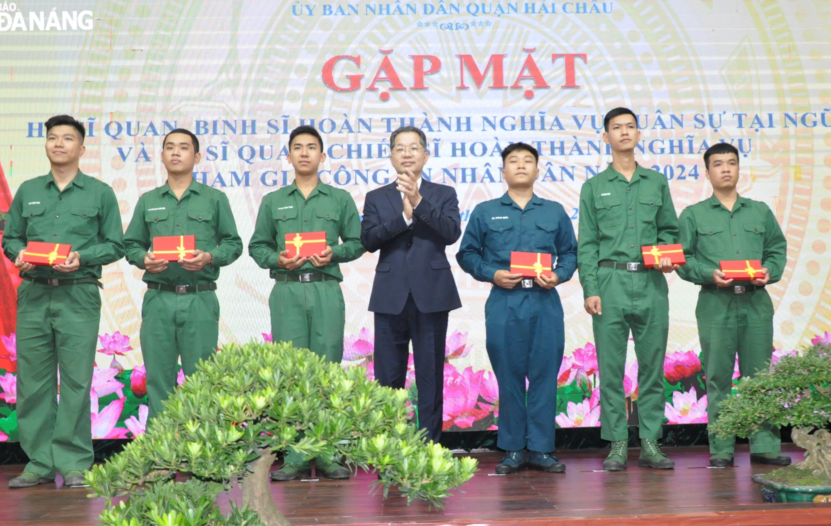 Bí thư Thành ủy Nguyễn Văn Quảng (giữa) tặng quà của UBND thành phố cho các quân nhân xuất ngũ. Ảnh: LÊ HÙNG