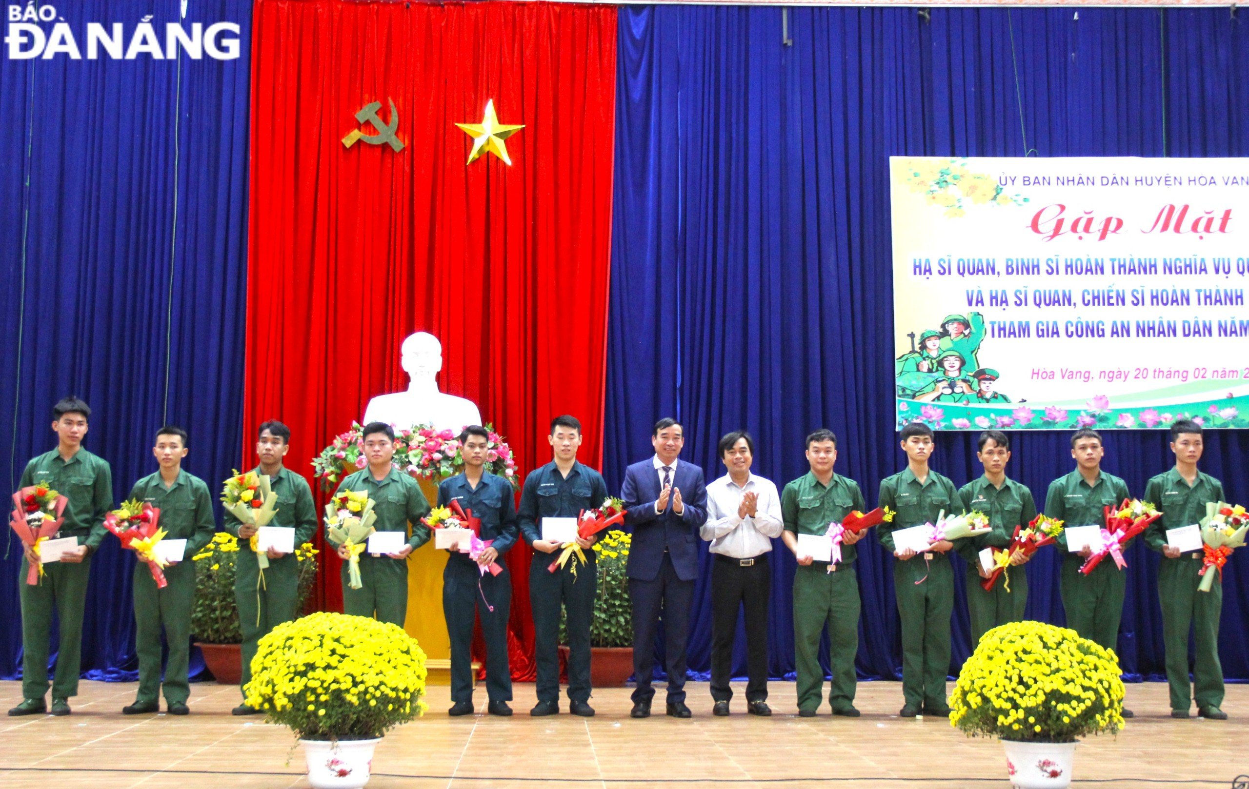 Chủ tịch UBND thành phố Lê Trung Chinh tặng quà cho các quân nhân xuất ngũ. Ảnh: NGỌC QUỐC
