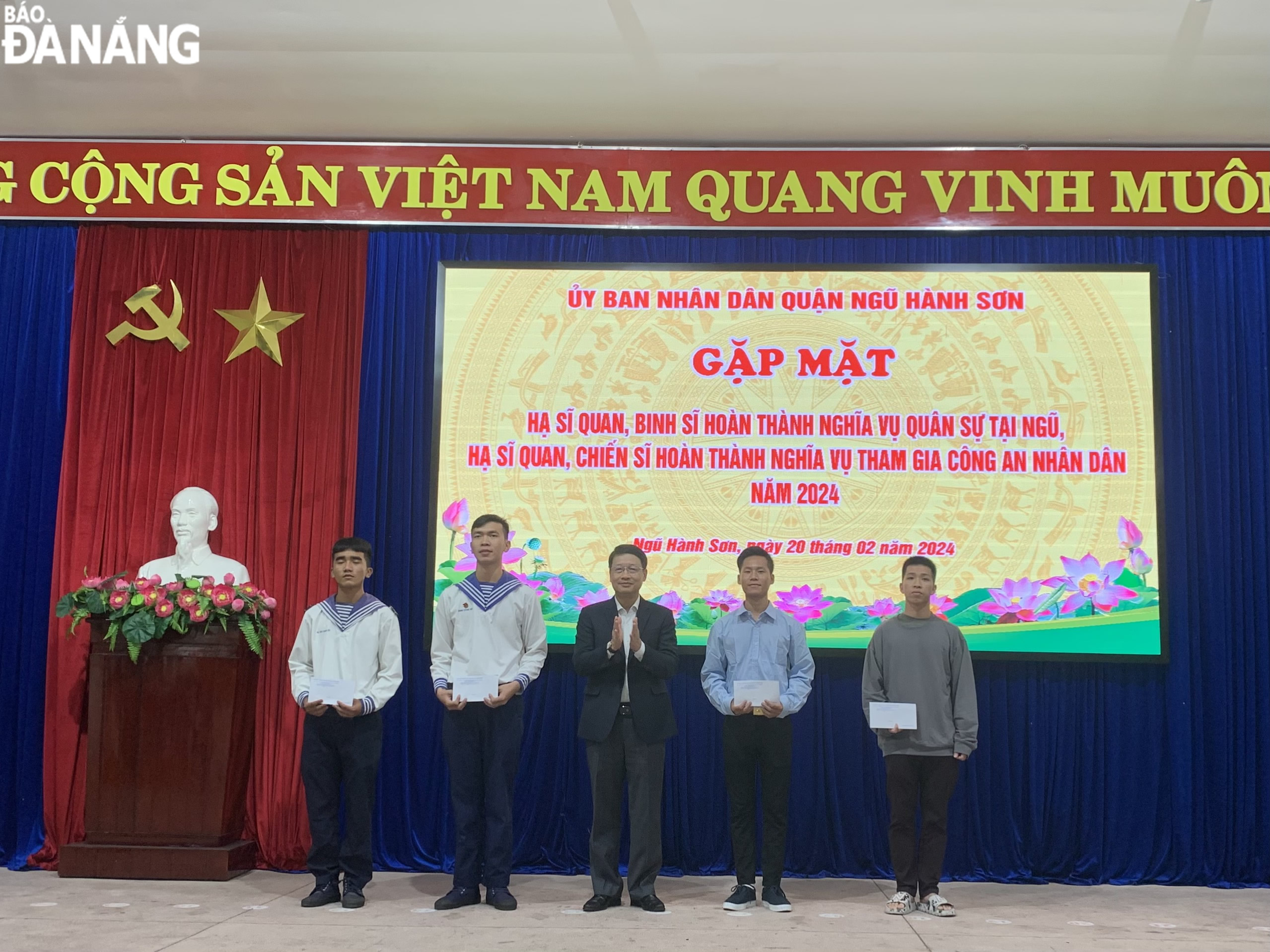 Chủ tịch Ủy ban MTTQ Việt Nam thành phố Ngô Xuân Thắng (giữa) tặng quà cho các quân nhân xuất ngũ. Ảnh: KIM KHÁNH