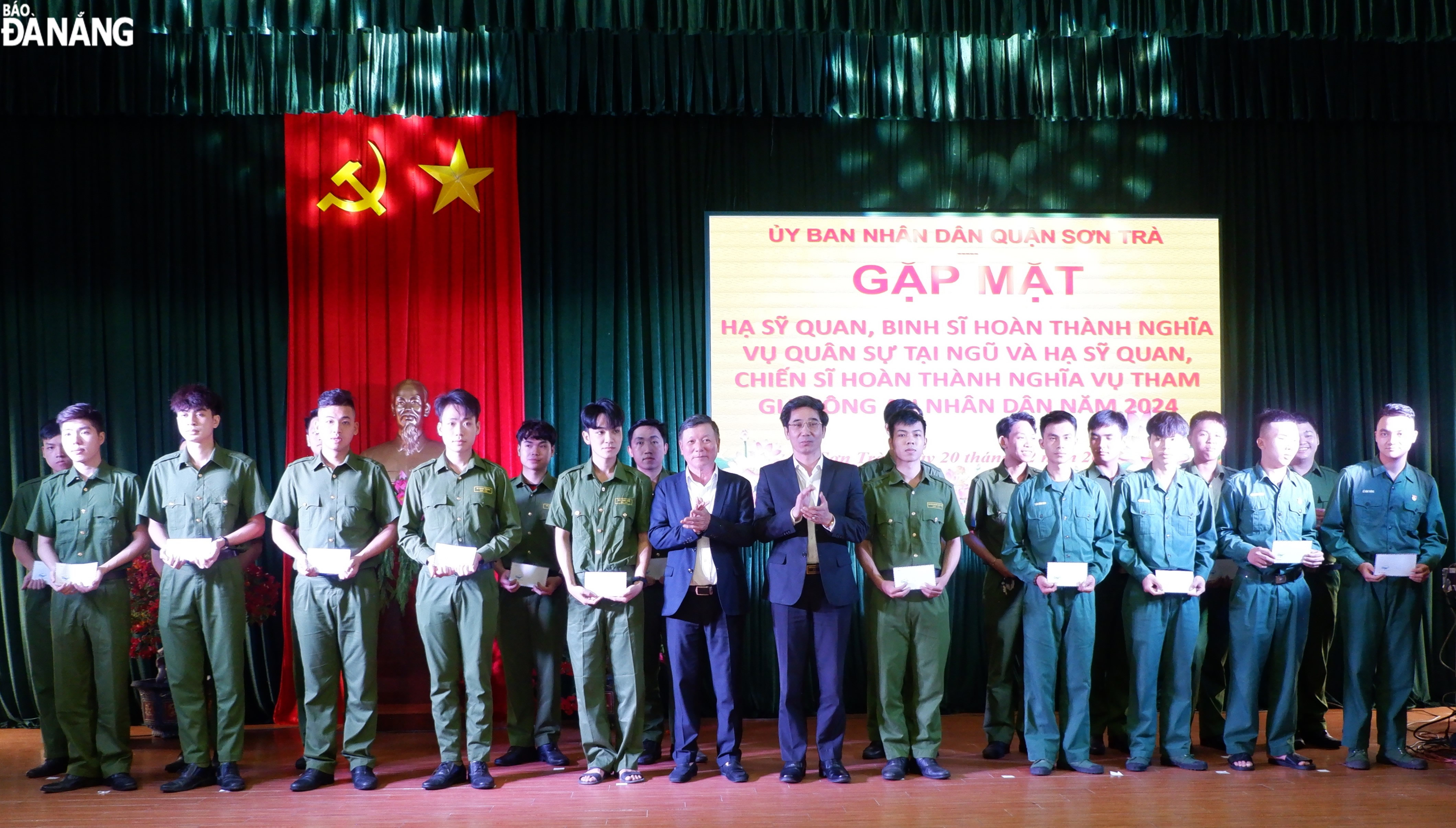 Trưởng ban Dân vận Thành ủy Lê Văn Trung và Phó Chủ tịch UBND thành phố Trần Chí Cường tặng quà cho các quân nhân xuất ngũ. Ảnh: LAM PHƯƠNG