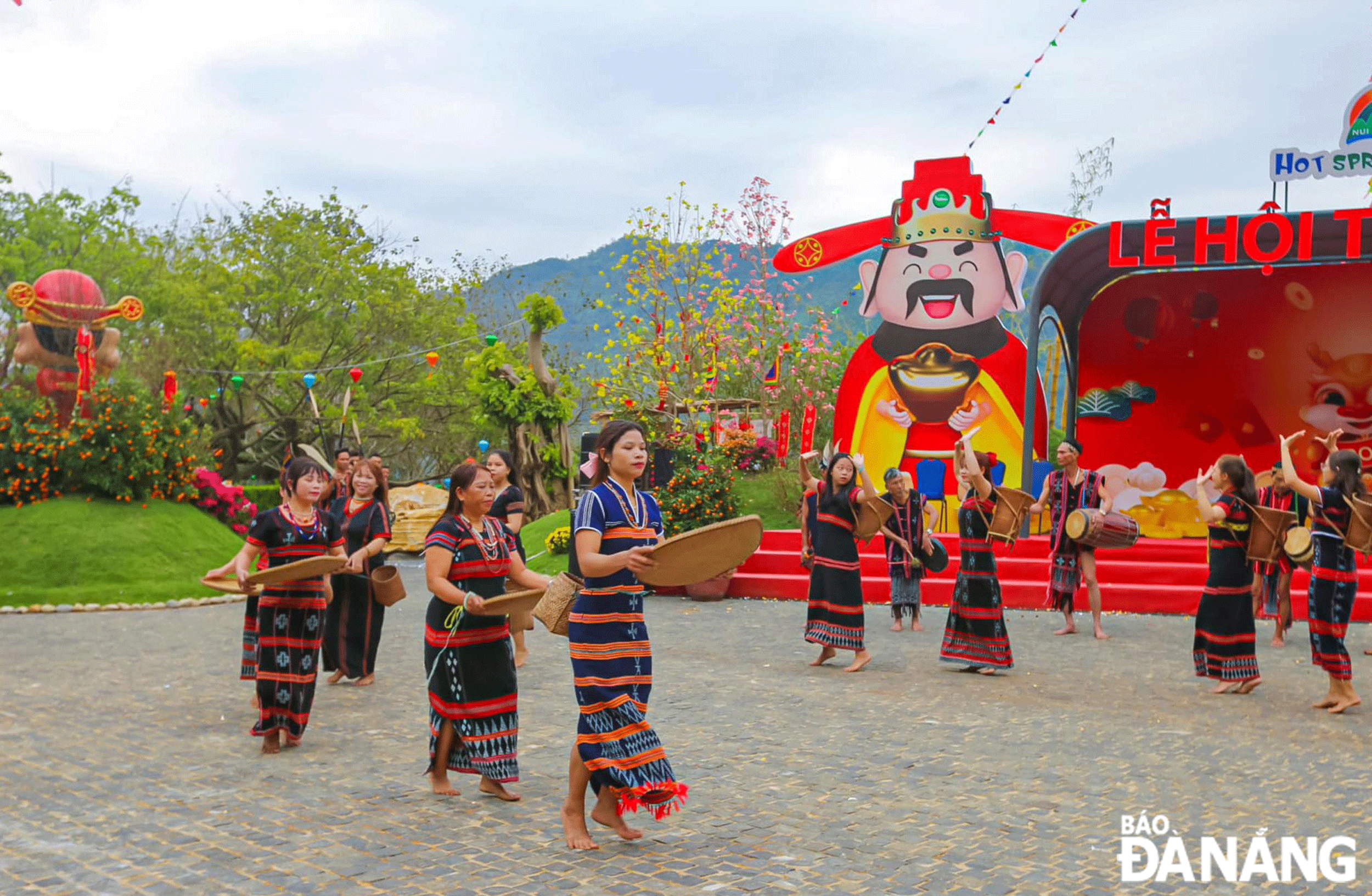 Các khu, điểm du lịch tổ chức các hoạt động lễ hội để phục vụ du khách.  Trong ảnh: Múa Tung Tung Zá Zá tại Công viên suối khoáng nóng núi Thần Tài. Ảnh: THU HÀ