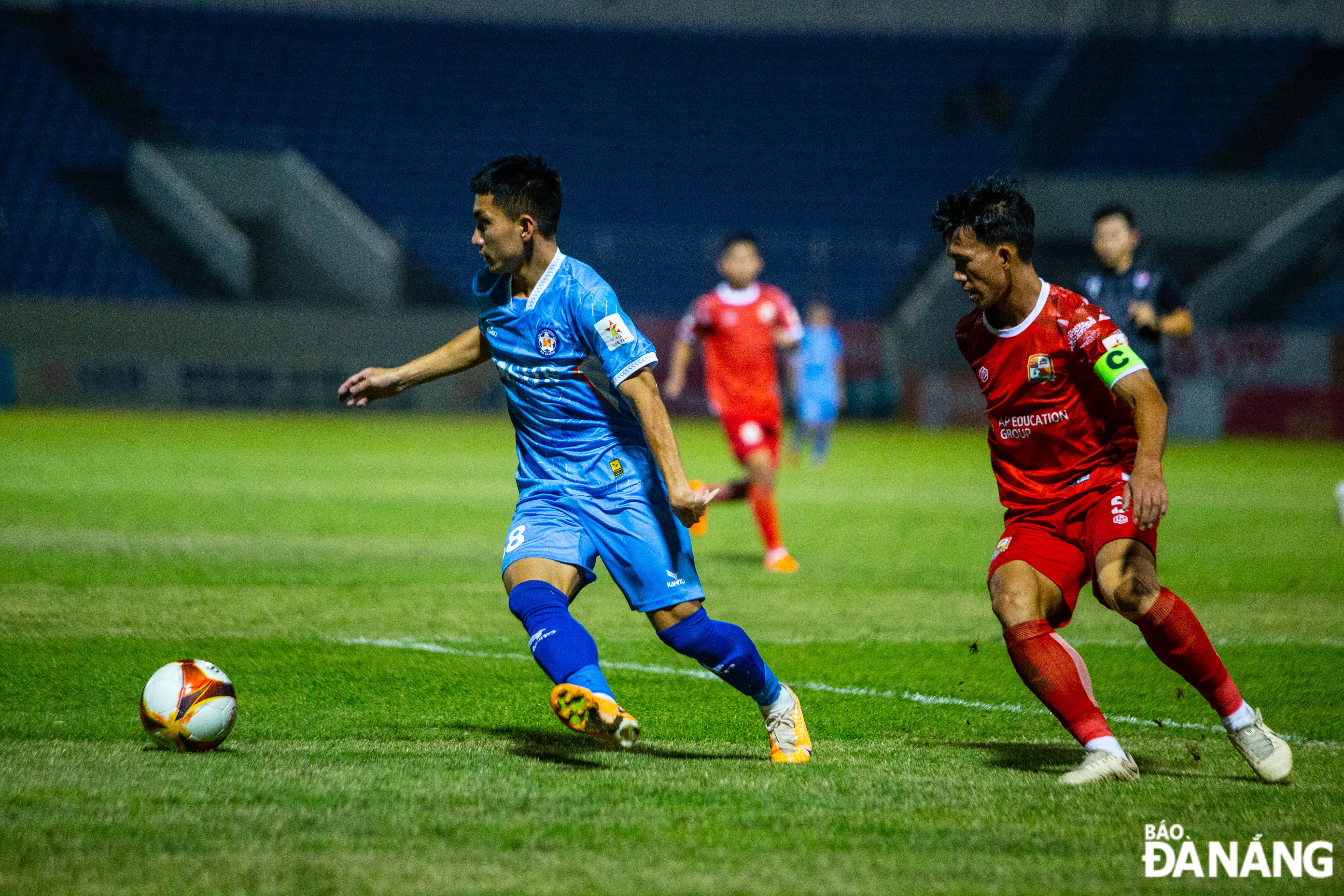 In this match, SHB's coach Truong Viet Hoang fielded a strong squad, including Van Bieu, Anh Tuan, Huu Dung, Van Long, Hoa Hung, Van Huu, Minh Tuan, Duy Cuong, Phi Hoang, Cong Nhat and Quang Vinh.