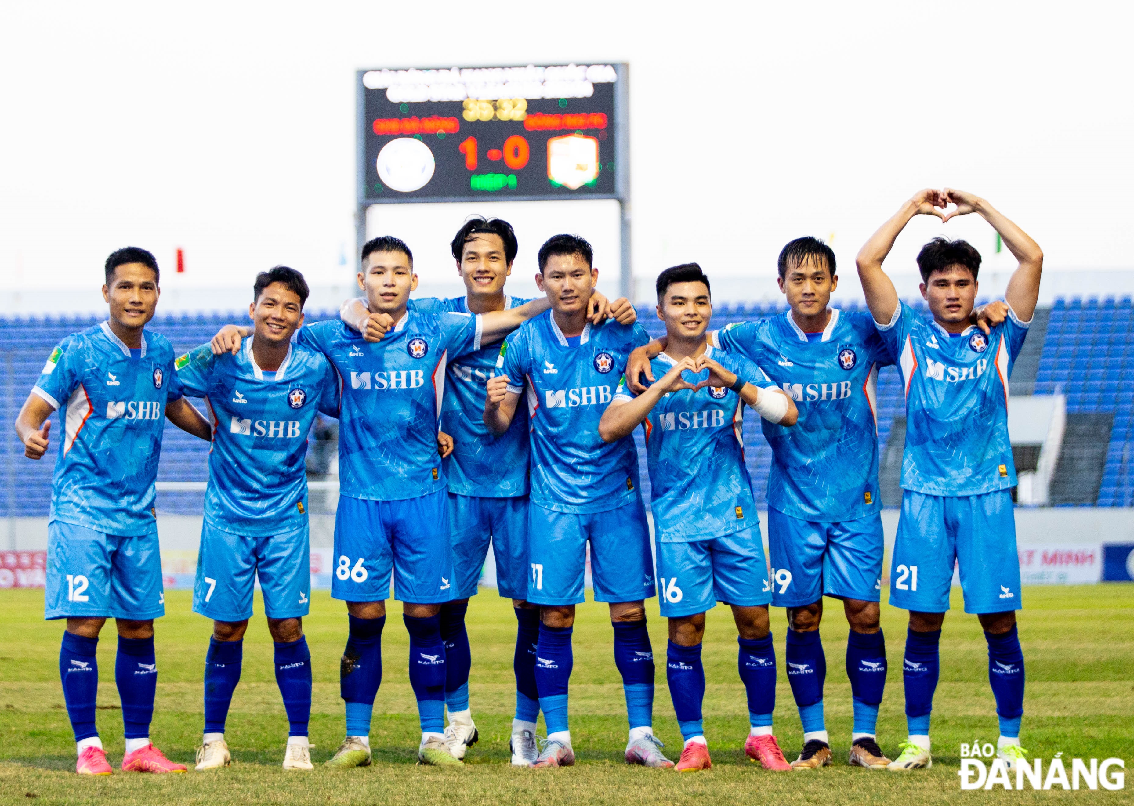 SHB Da Nang players celebrate the victory together