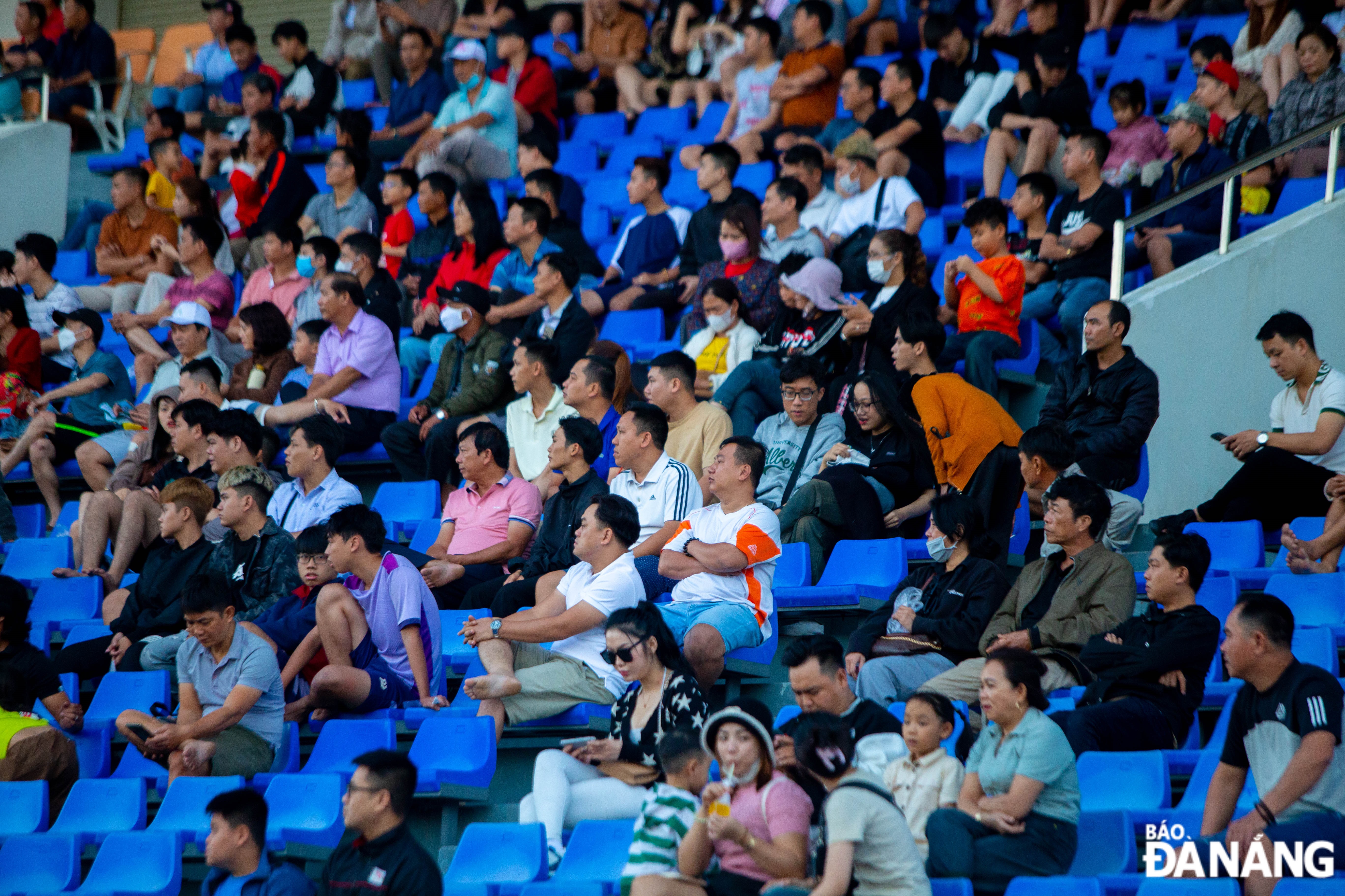 A large number of fans came to the Hoa Xuan Stadium to support the home team.
