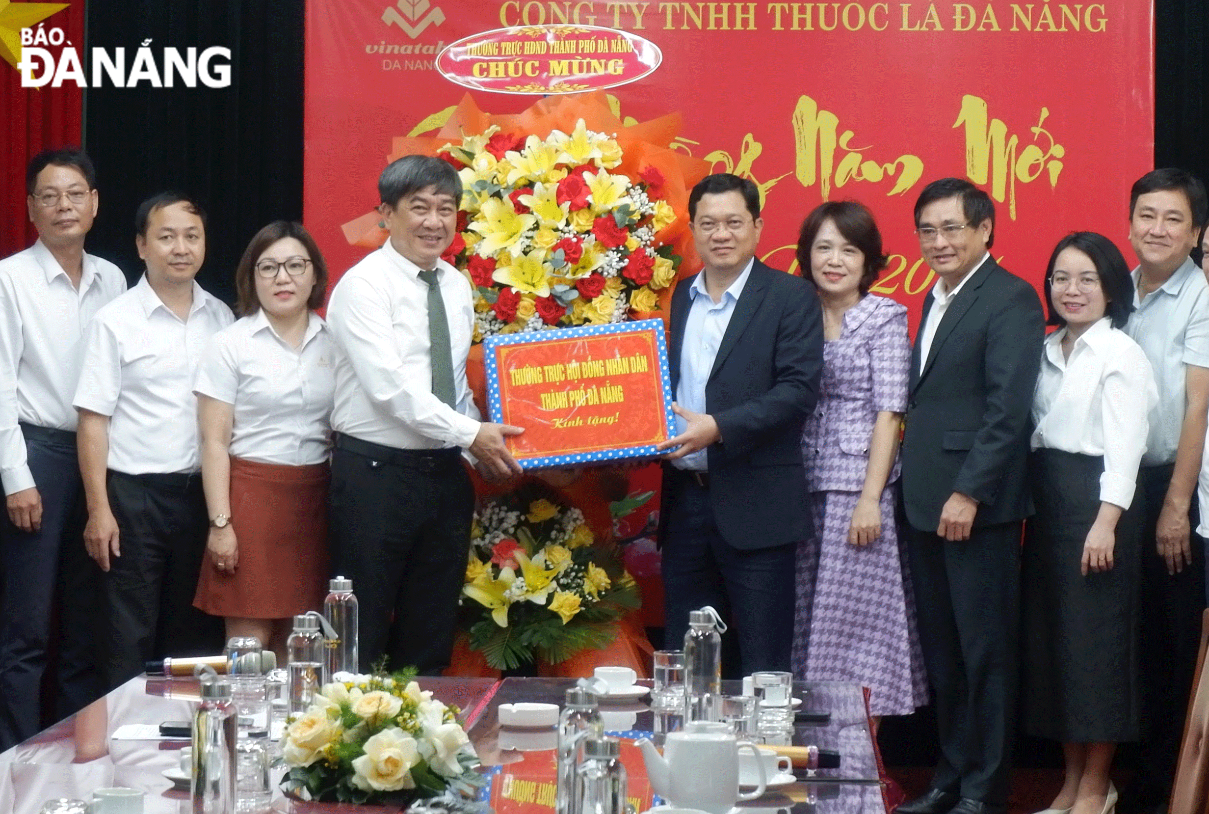 Phó Chủ tịch Thường trực phụ trách HĐND thành phố Trần Phước Sơn (thứ 5, bên phải sang) ghi nhận nỗ lực công ty đóng góp ngân sách Nhà nước trong bối cảnh khó khăn. Ảnh: M.Q	