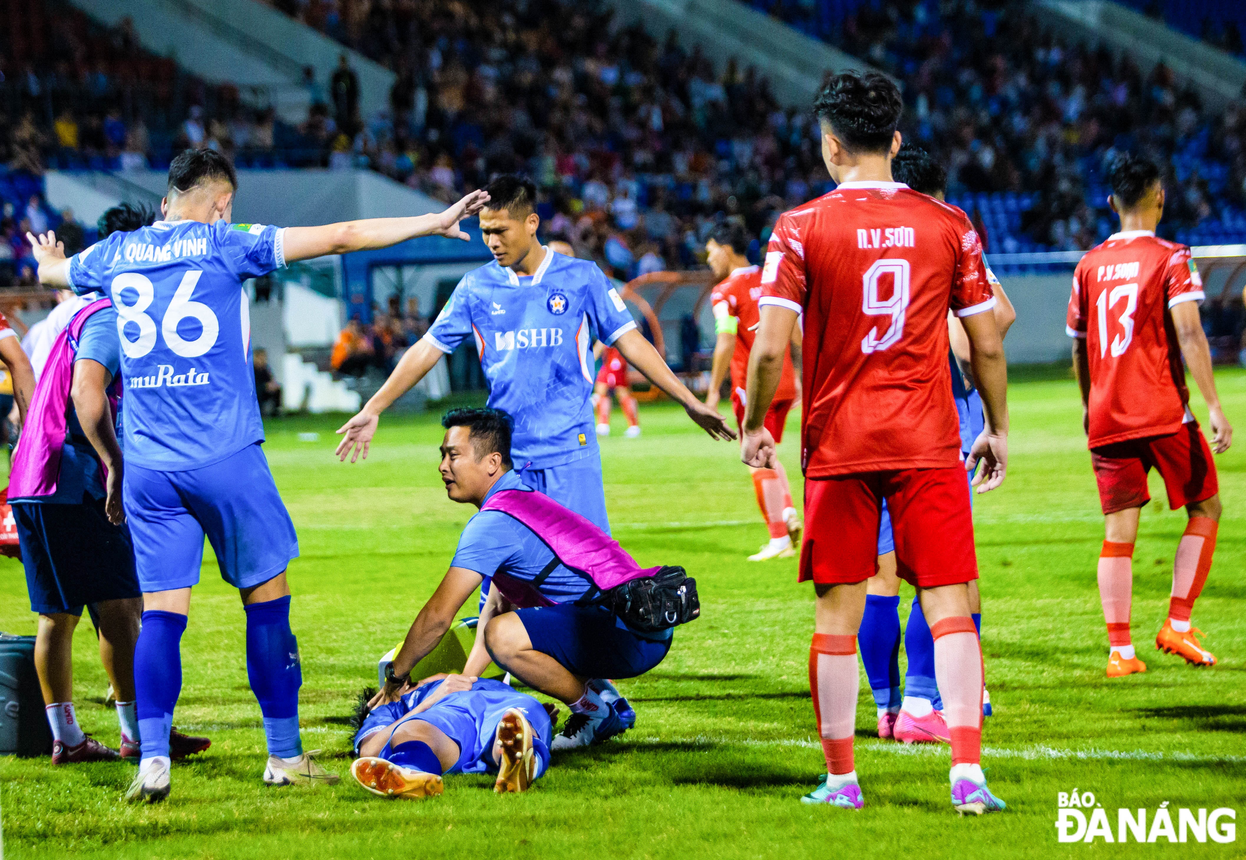 SHB DN’s striker Ha Minh Tuan suffered an injury in the 51st minute.