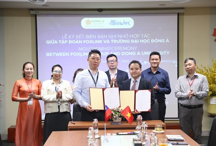 Representatives of the Dong A University and the Foxlink Da Nang Electronics Co., Ltd. at the signing ceremony . Photo: The Dong A University