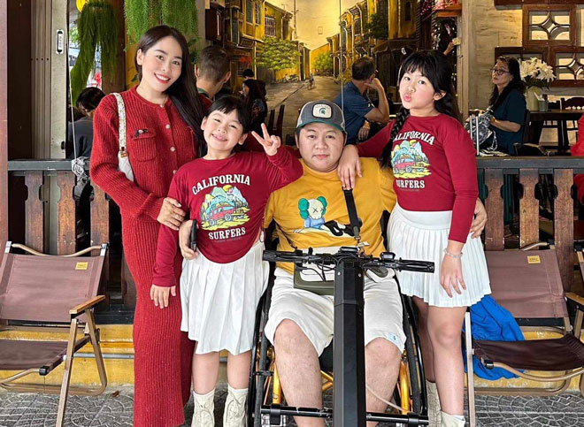 For Mrs. Phuoc Lys family, happiness in new lunar year is that the whole family always holds hands together to share the joys and sorrows of life. 