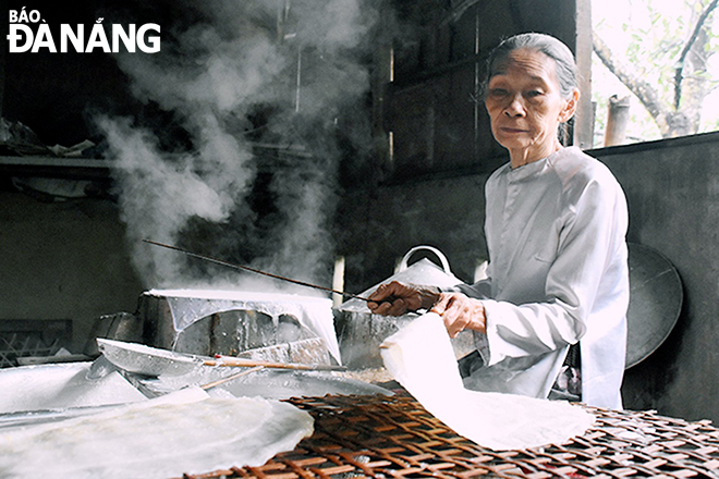 Bà Đặng Thị Túy Phong - nghệ nhân tráng bánh tráng thôn Túy Loan Đong 2, xã Hòa Phong, huyện Hòa Vang (85 tuổi). Ảnh: X.D