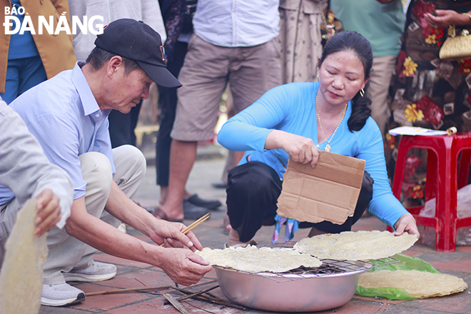 Người dân tham gia thi nướng bánh tráng Túy Loan tại lễ hội đình làng Túy Loan năm 2024. Ảnh: X.D