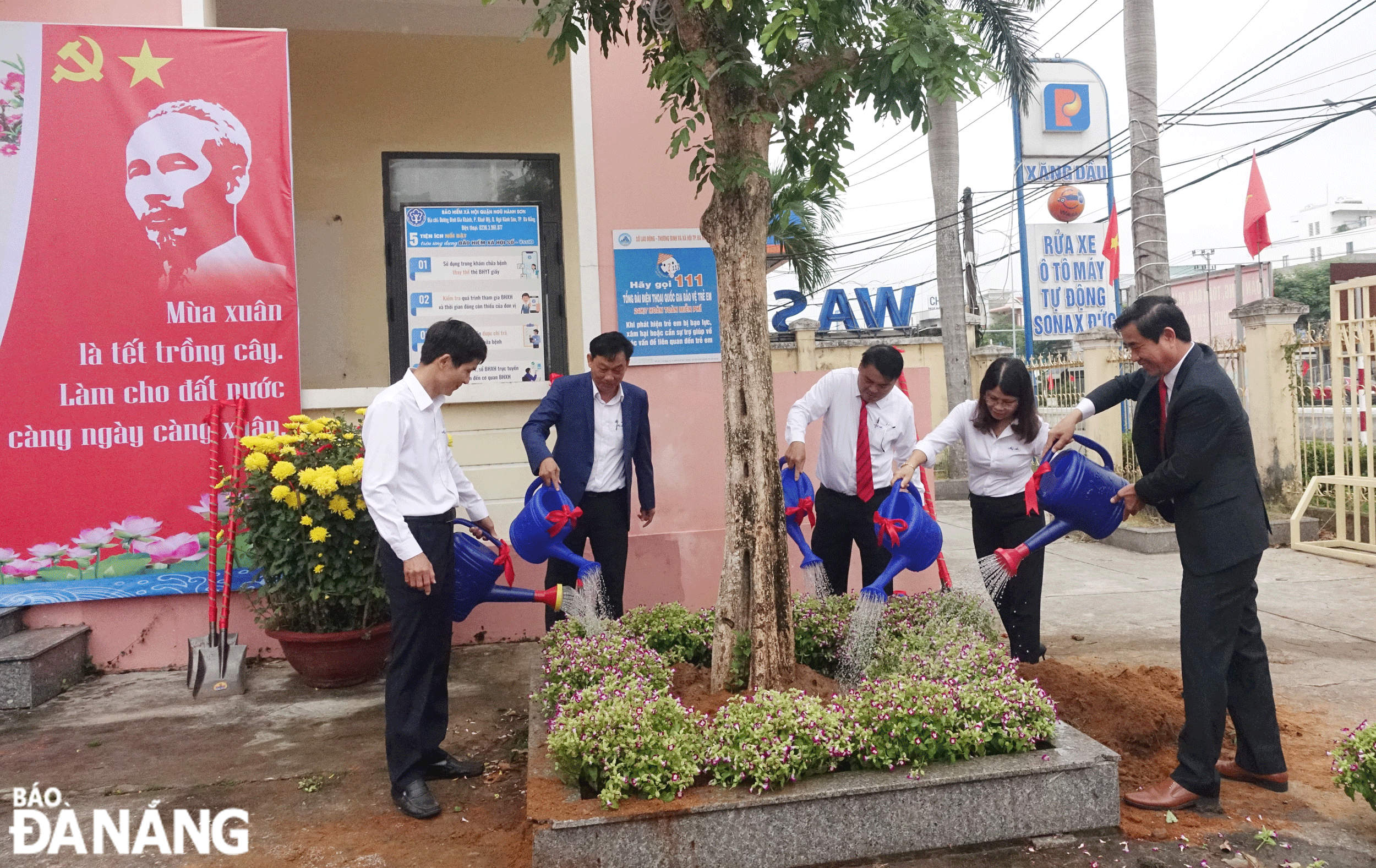 Officials of Ngu Hanh Son District’s My An Ward participated in the Tree Planting Festival 2024. Photo: HOANG HIEP