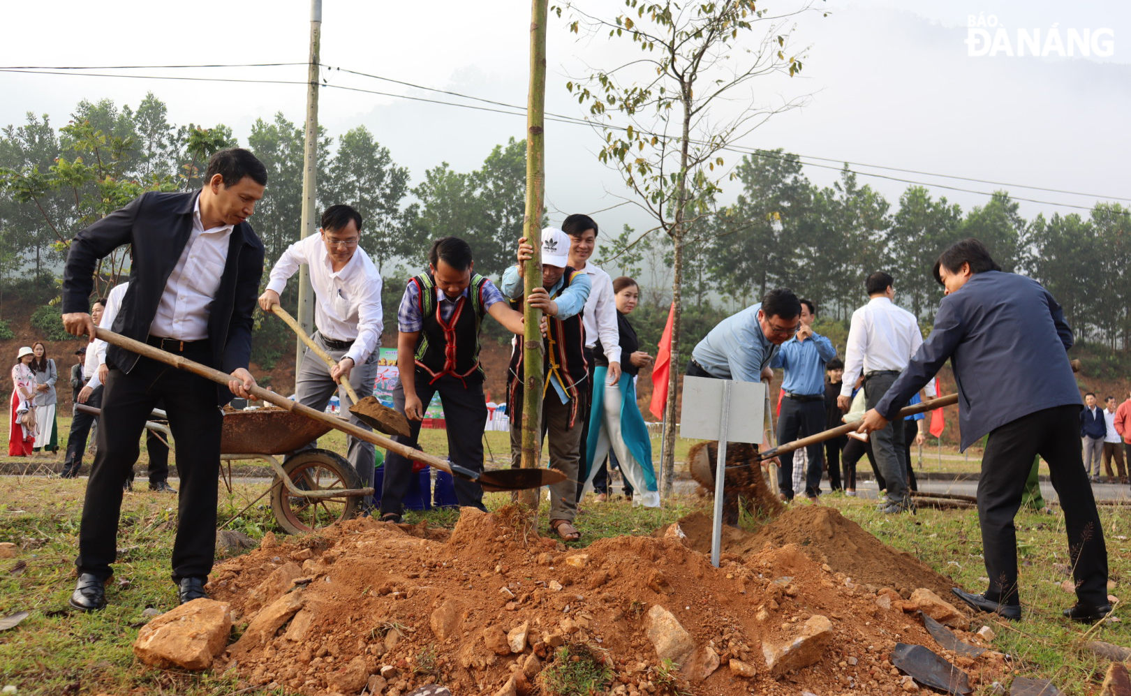 Vice Chairman of the Da Nang People's Committee Ho Ky Minh (left) and delegates planting trees after the launching ceremony. Photo: TRAN TRUC