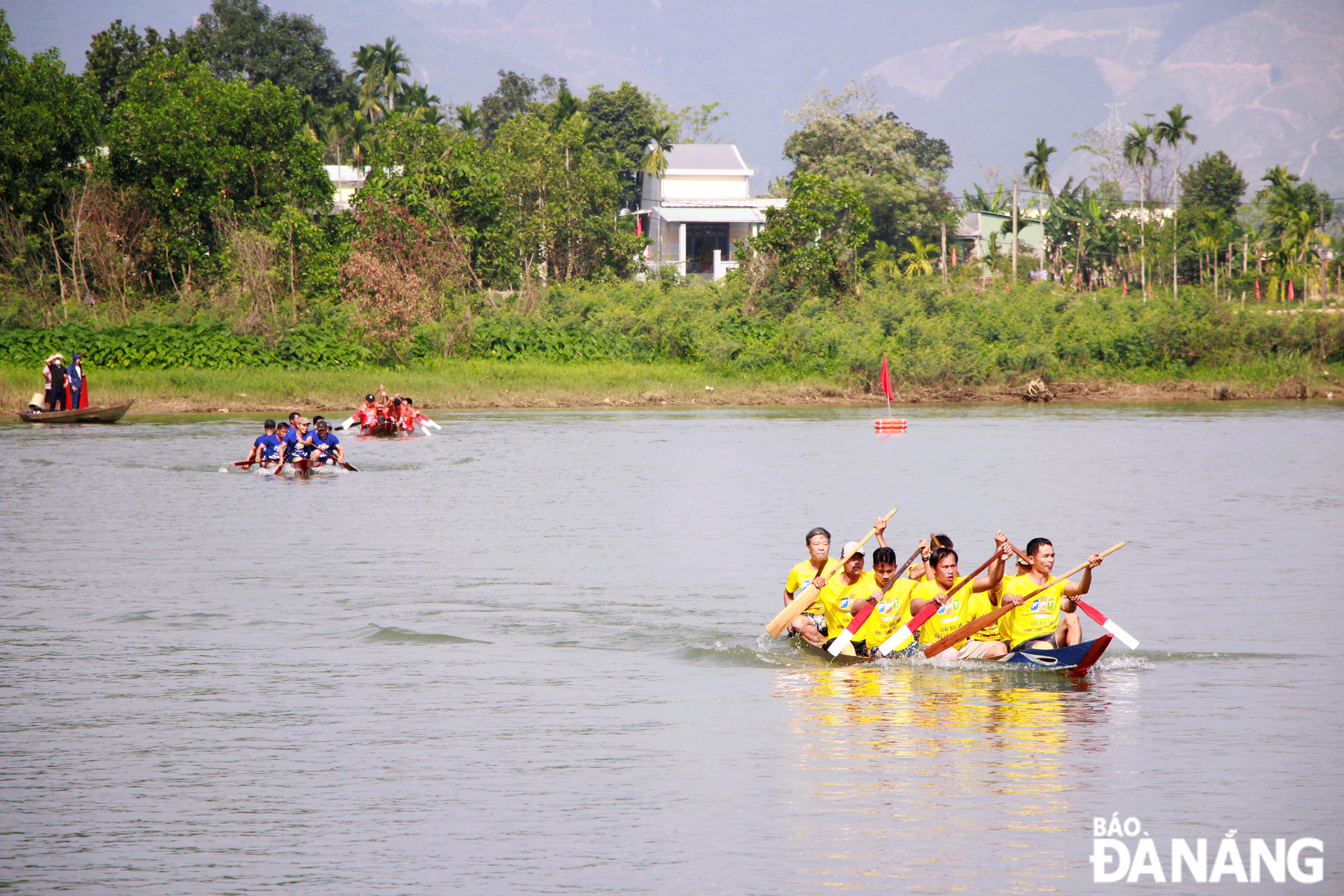 The traditional boat race on the Tuy Loan River is the most attractive activity of the Tuy Loan Village Communal House Festival. Photo: X.D