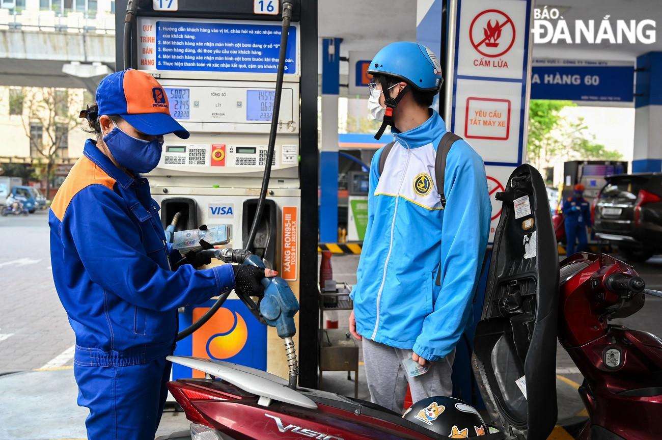 Giá xăng dầu quay đầu giảm trong chiều 22-2.