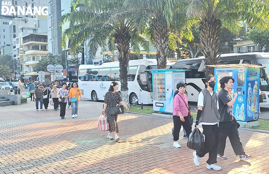 Cruise ship passengers go sightseeing and shopping in Da Nang. Photo: THU HA