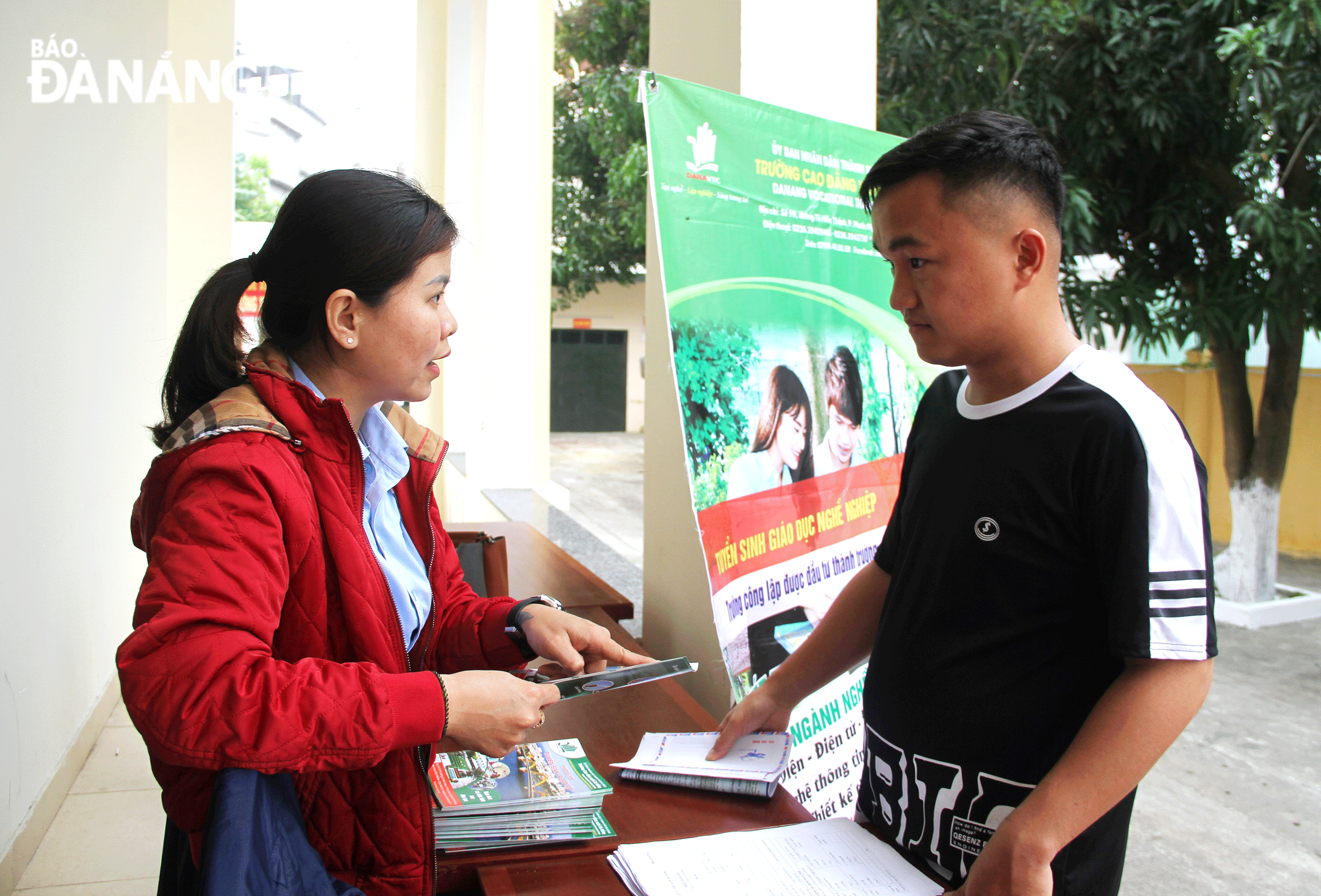 Quân nhân xuất ngũ Từ Tấn Minh (bên phải) tìm hiểu về chương trình đào tạo, cơ hội nghề nghiệp và quy trình nhập học ngành công nghệ ô-tô. Ảnh: LAM PHƯƠNG	