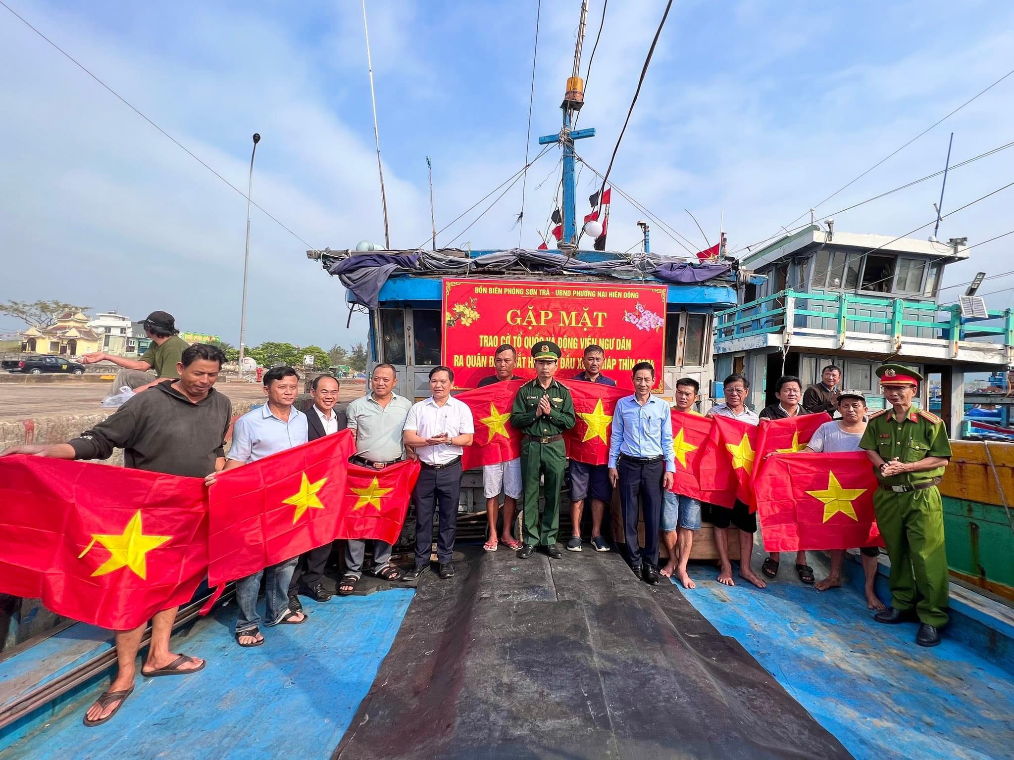 The Son Tra Border Guard Station and People's Committee of Nai Hien Dong Ward in Son Tra District present 150 national flags to boat owners to encourage fishermen to reach out to sea after Tet and to protect the country's sea and island sovereignty. (Photo courtesy of People's Committee of Nai Hien Dong Ward)