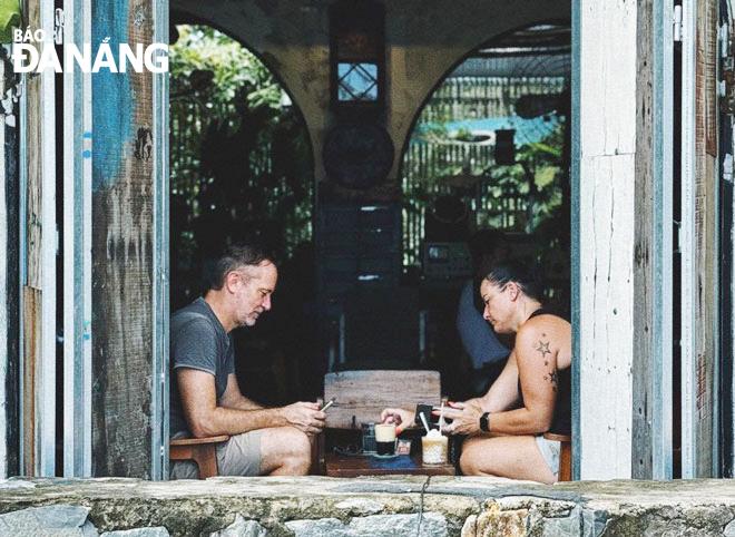 Hai vị khách nước ngoài đang thưởng thức cà phê Việt Nam tại quán Nối (Đà Nẵng). Ảnh: T.Y