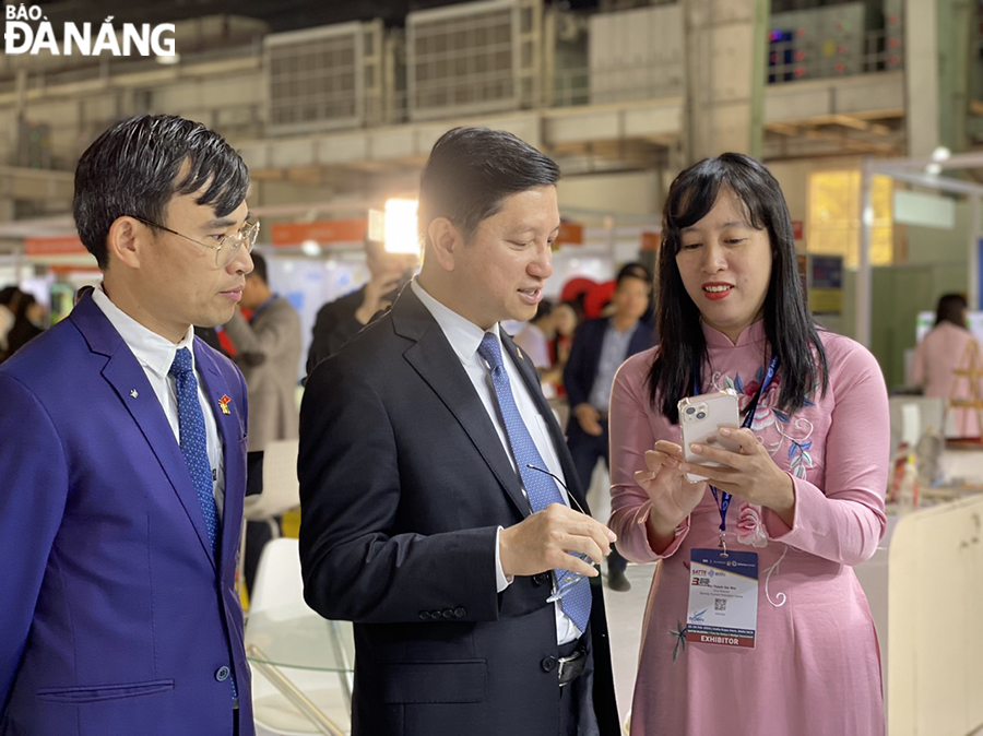 A representative of the Da Nang Department of Tourism (right) is chatting with delegates at the SATTE 2024 at the Da Nang FantastiCity booth. Photo: The Da Nang Tourism Promotion Centre.