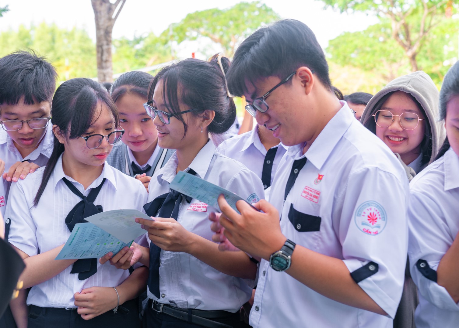 Học sinh Trường THPT Chuyên Lý Tự Trọng (Cần Thơ) tìm hiểu thông tin về cuộc thi “Tiếng nói Xanh”. Ảnh. Tiếng nói Xanh.