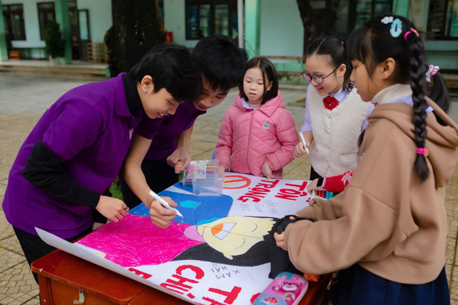 Các thành viên CLB NEST trong 1 buổi tuyên truyền về kỹ năng bảo vệ bảo thân cho các em học sinh Trường Tiểu học Núi Thành (quận Hải Châu). Ảnh: Nhân vật cung cấp