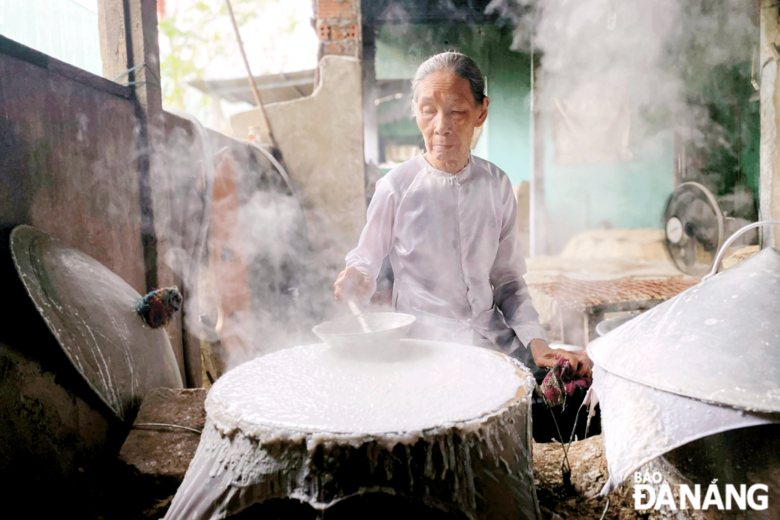 Nghệ nhân Đặng Thị Túy Phong (85 tuổi) trình diễn tráng bánh tráng Túy Loan. Ảnh: X.D