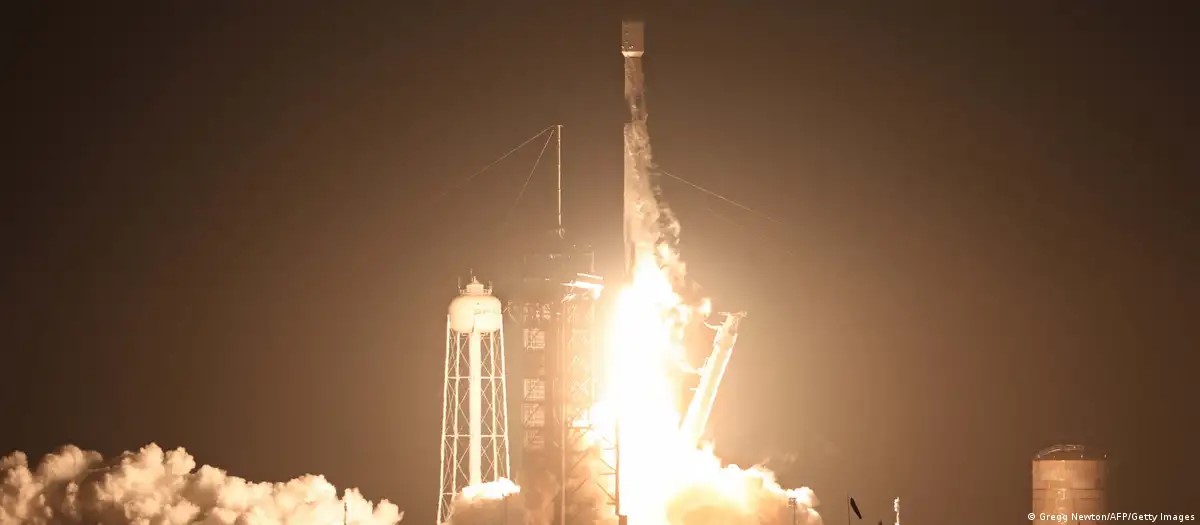 Tàu đổ bộ Odysseus được phóng lên bằng tên lửa Falcon 9 từ bãi phóng của Trung tâm vũ trụ Kennedy của NASA tại mũi Canaveral, Florida, Mỹ sáng 15-2. Ảnh: AFP