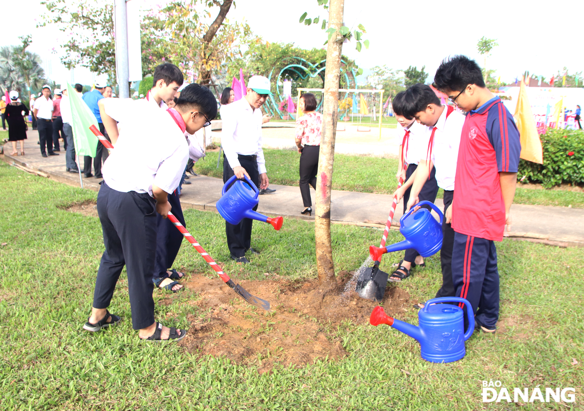 Học sinh quận Hải Châu tham gia Tết tròng cây. Ảnh: TRỌNG HUY