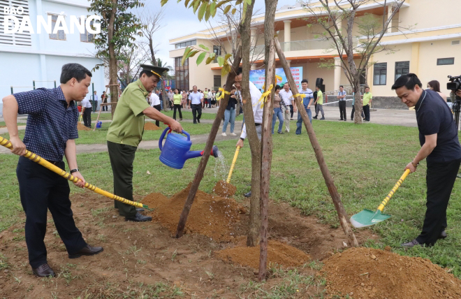 Hưởng ứng lễ phát động Tết trồng cây, các đại biểu tham gia trồng cây tượng trưng trong khuôn viên Trung tâm Văn hóa – Thể thao quận Thanh Khê. Ảnh: NGỌC HÀ