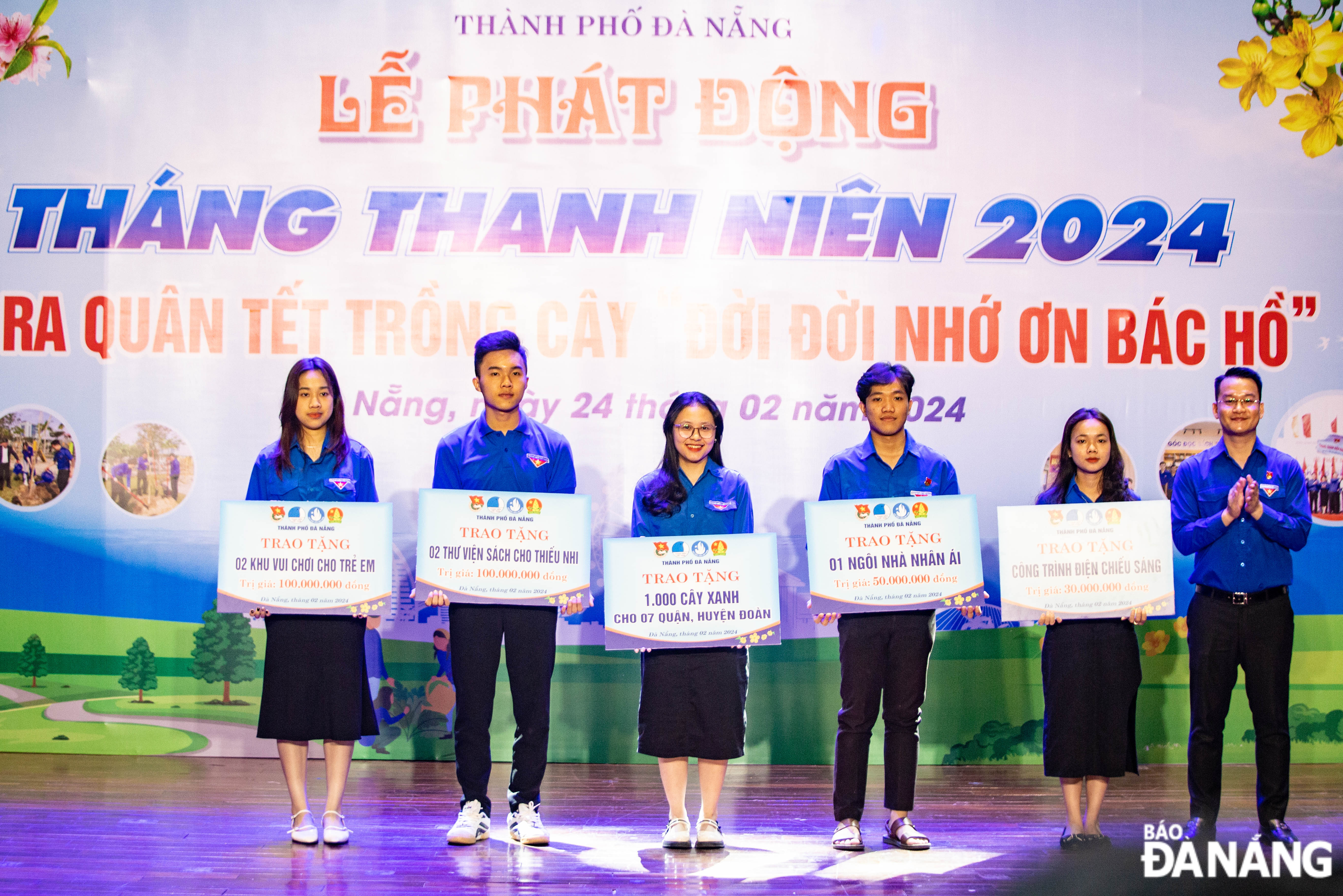 Thành đoàn tặng 5 công trình thanh niên năm 2024. Ảnh: BẢO LÂM